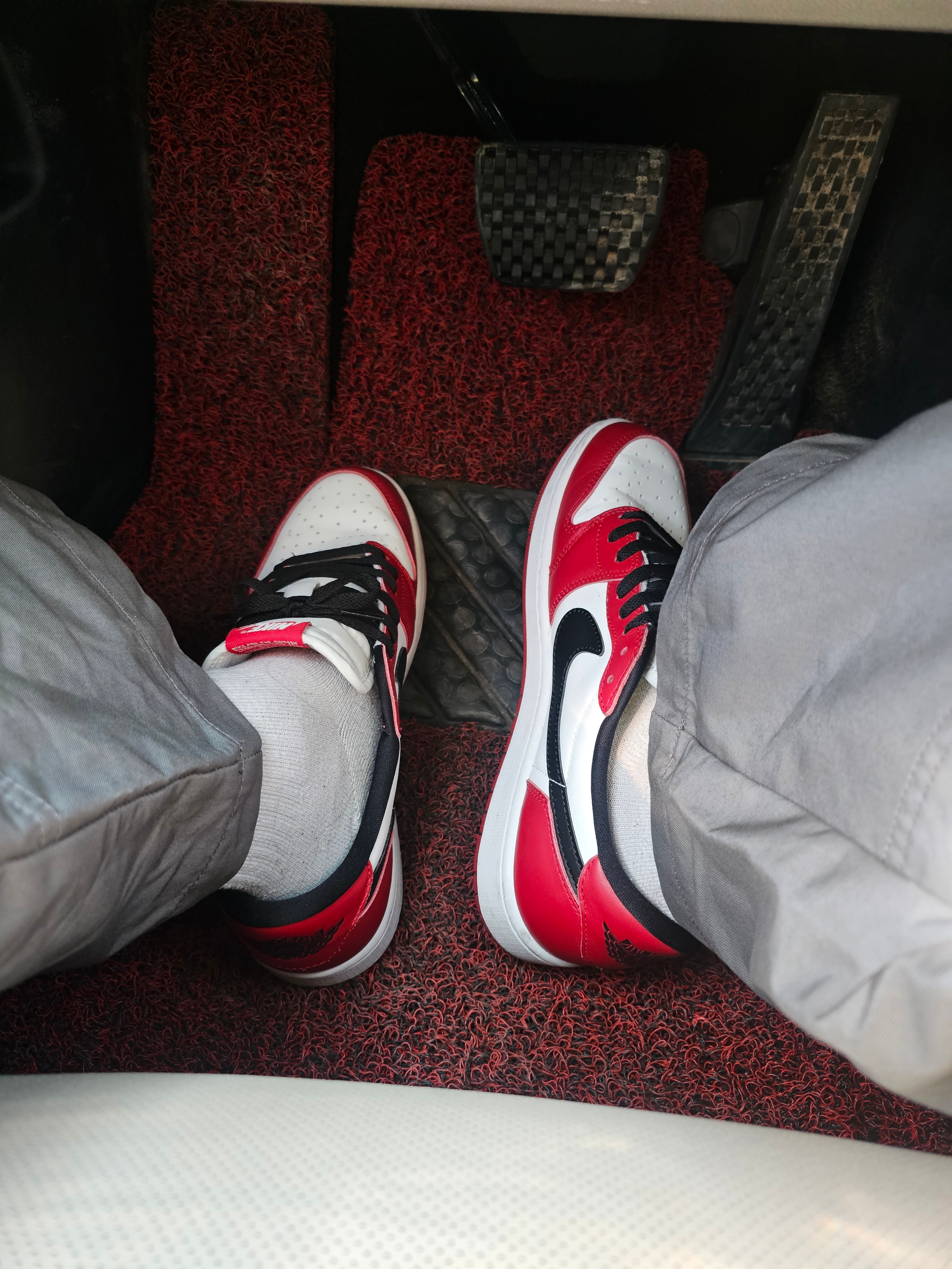 Jordan 1 Retro Low OG Chicago, Nike NSW Everyday Essential Crew Socks White University Red (3 Pack/Korean Ver.) 착용 스타일