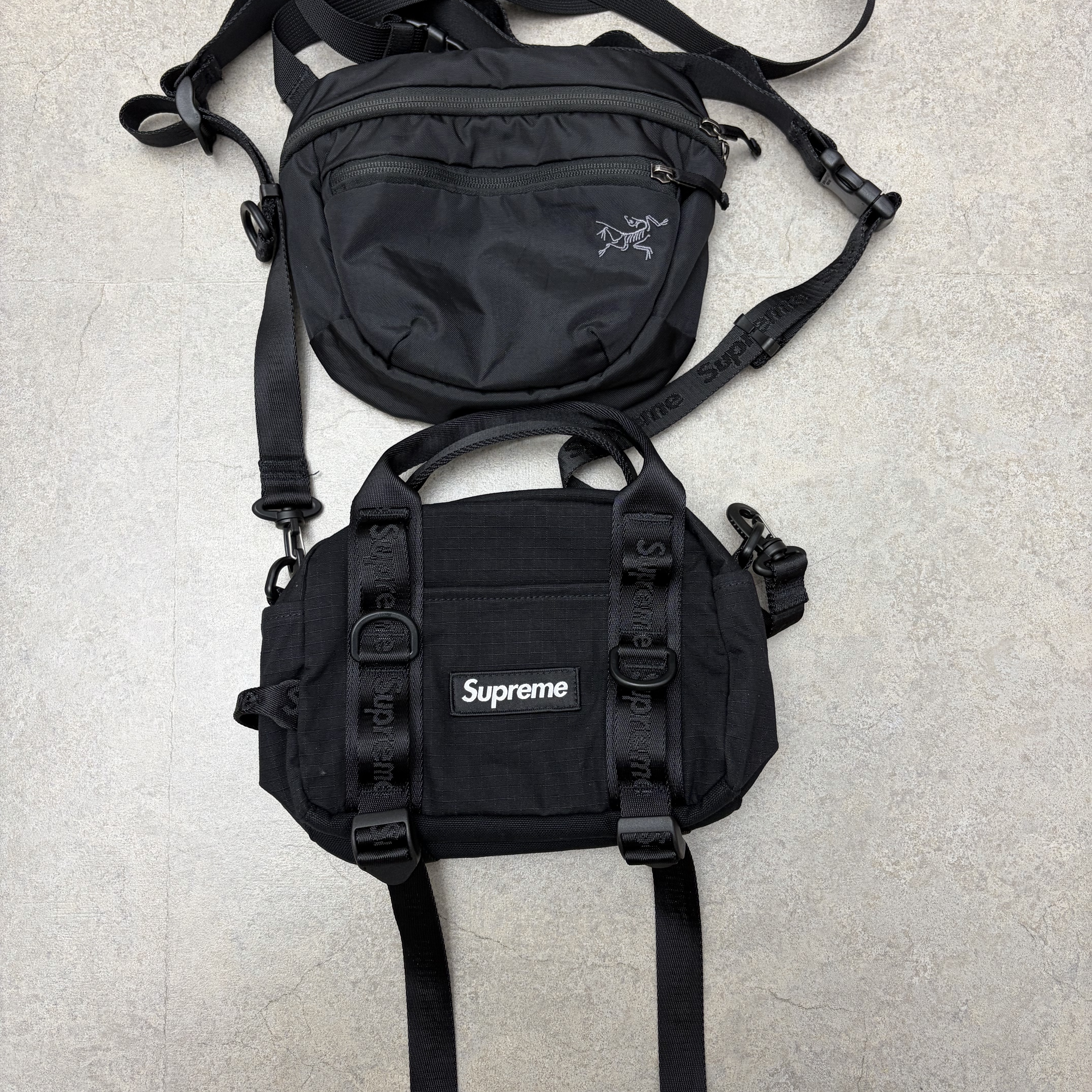 Supreme Mini Duffle Bag Black - 26SS, Supreme Mesh Mini Duffle Bag Black - 25SS 착용 스타일 - 4
