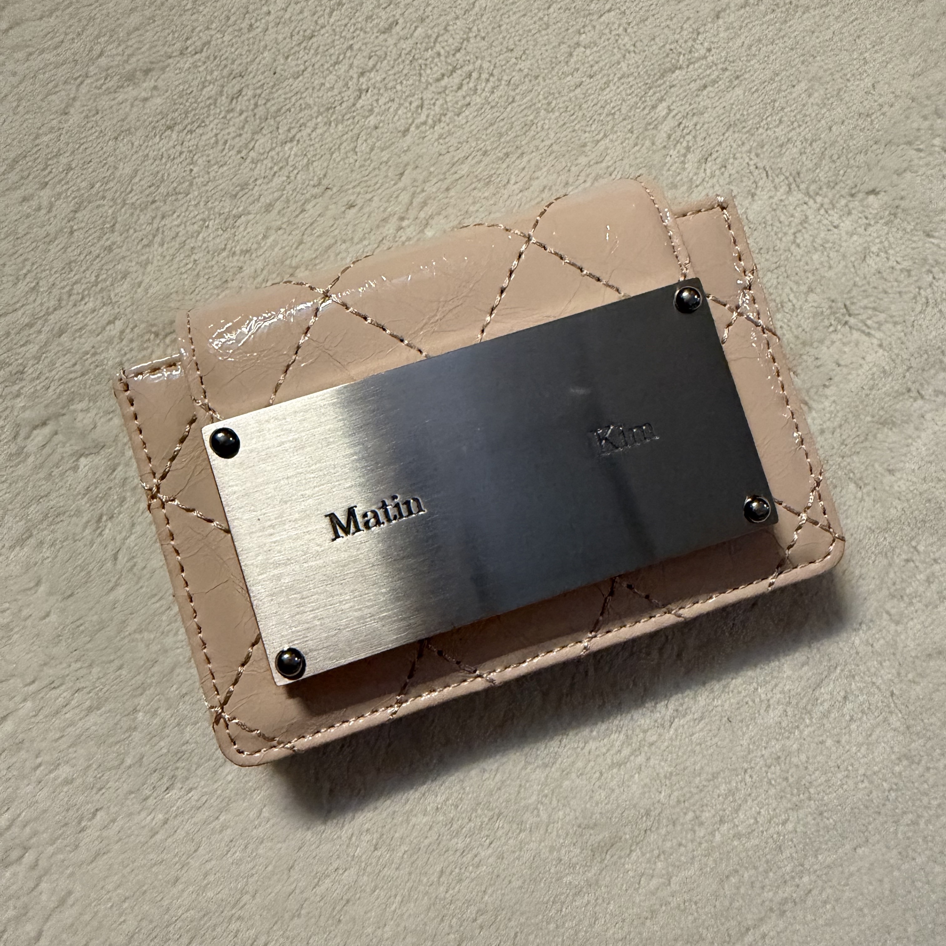 Matin Kim Quilting Accordion Wallet Beige 착용 스타일