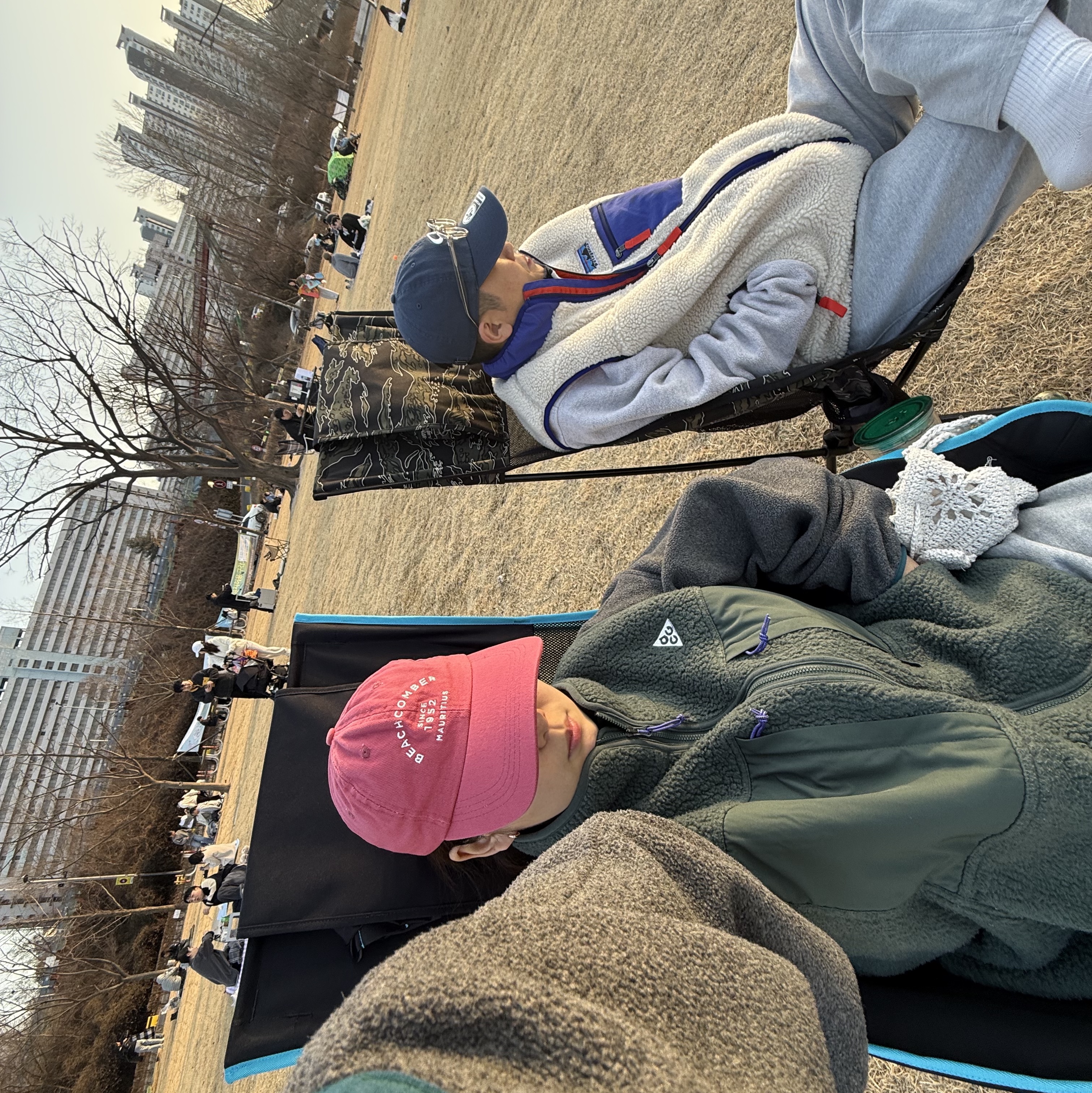 Oakley Remix Dad Hat Abyss White, Patagonia Synchilla Snap-T Fleece Pullover Oatmeal Heather 착용 스타일 - 2