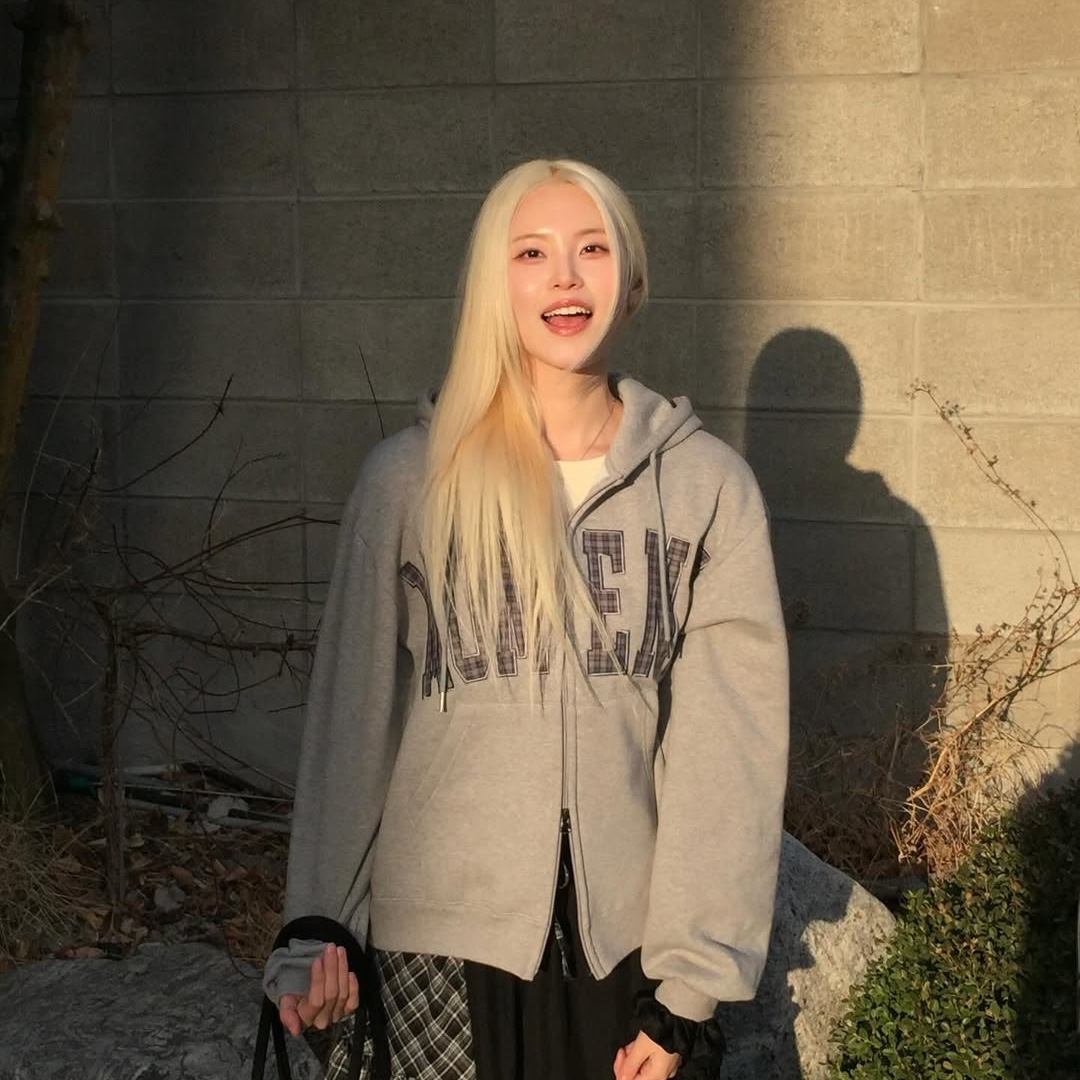 SLOW RECORD HOUSE Moment Zip-Up Hoodie Check 착용 스타일 - 2