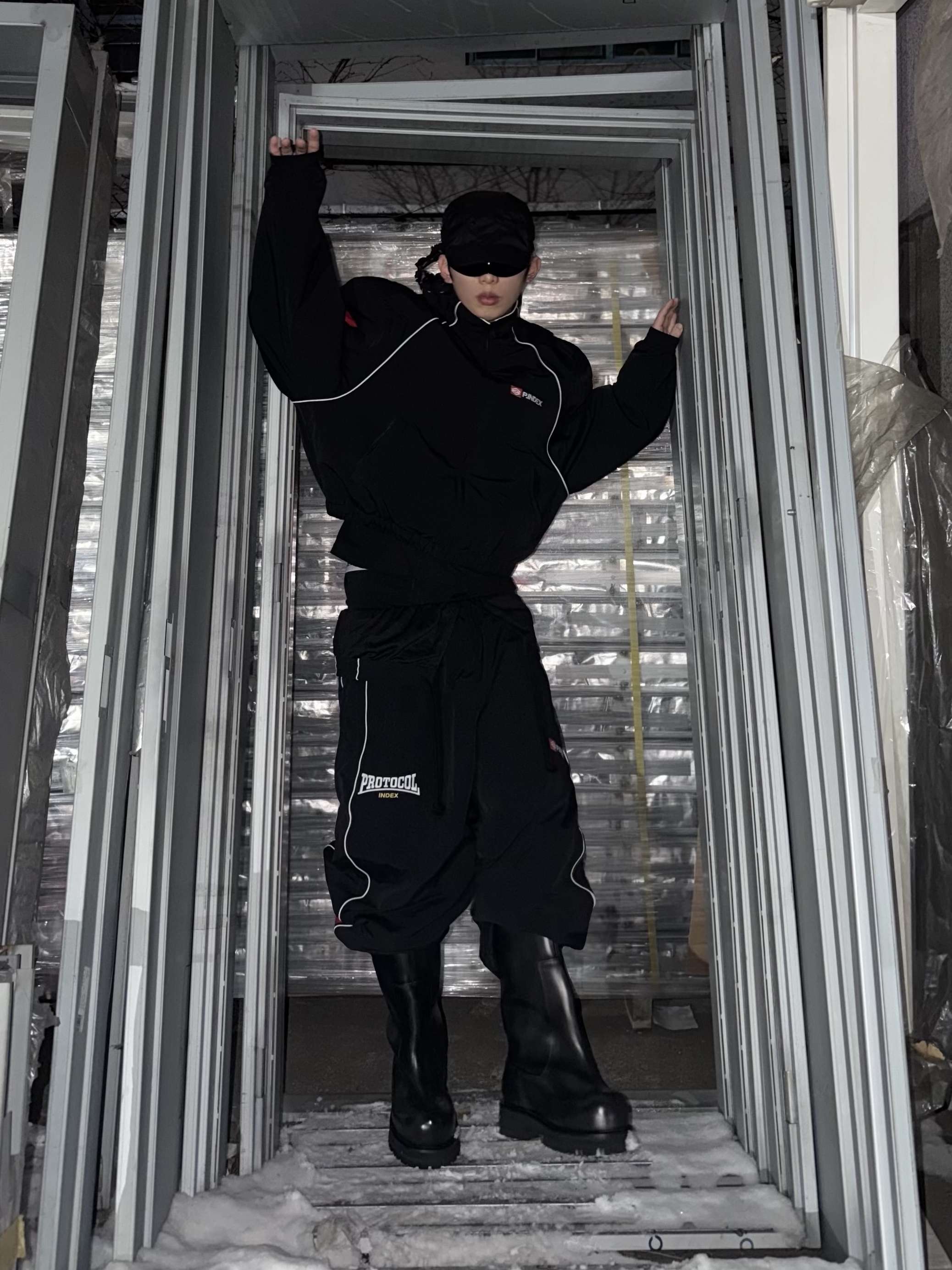 Protocol Index Exaggerated Shoulder Air Jacket Black, Protocol Index Folded Waist Track Pants Black 착용 스타일 - 1