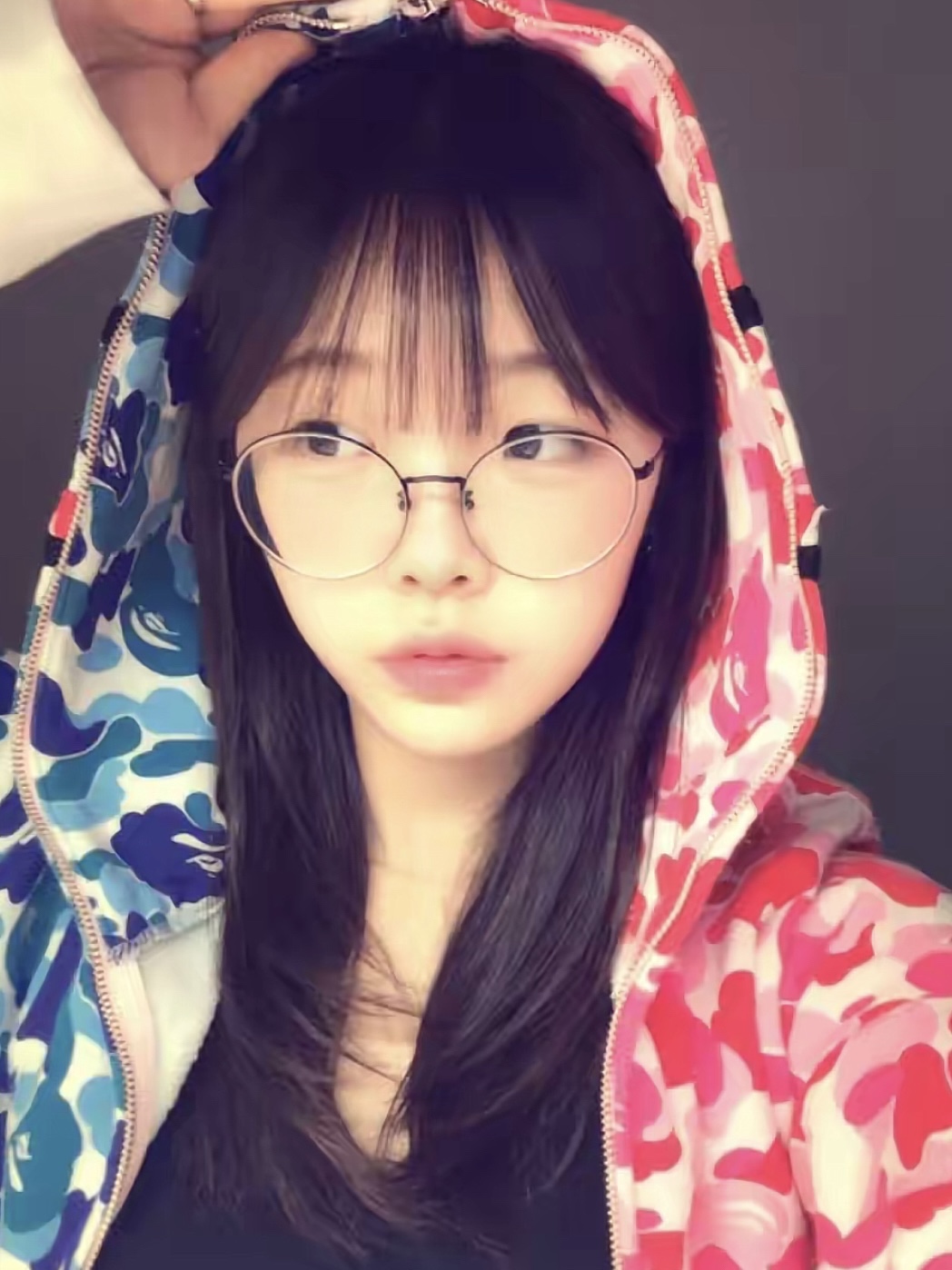 BAPE ABC Camo Separate Shark Full Zip Hoodie Blue Pink 착용 스타일 - 3