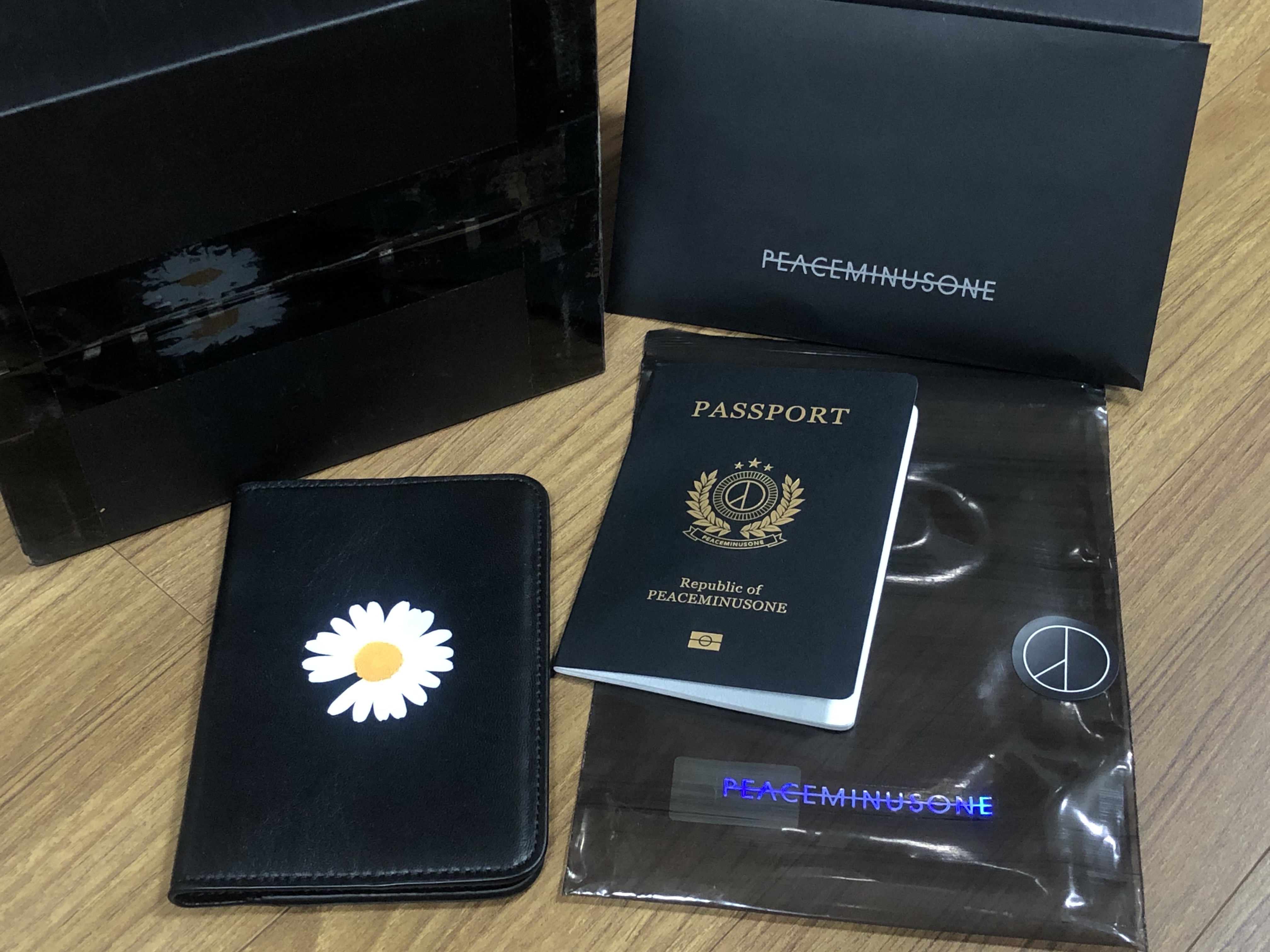 Peaceminusone Passport Case #1 Black 착용 스타일