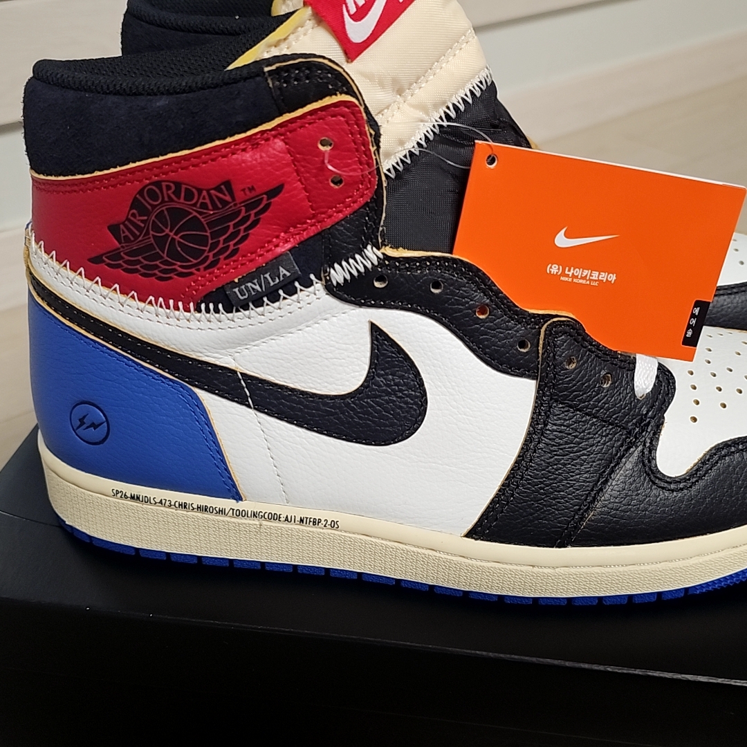 Jordan 1 x Fragment x Union LA Black and Varsity Red 착용 스타일 - 4