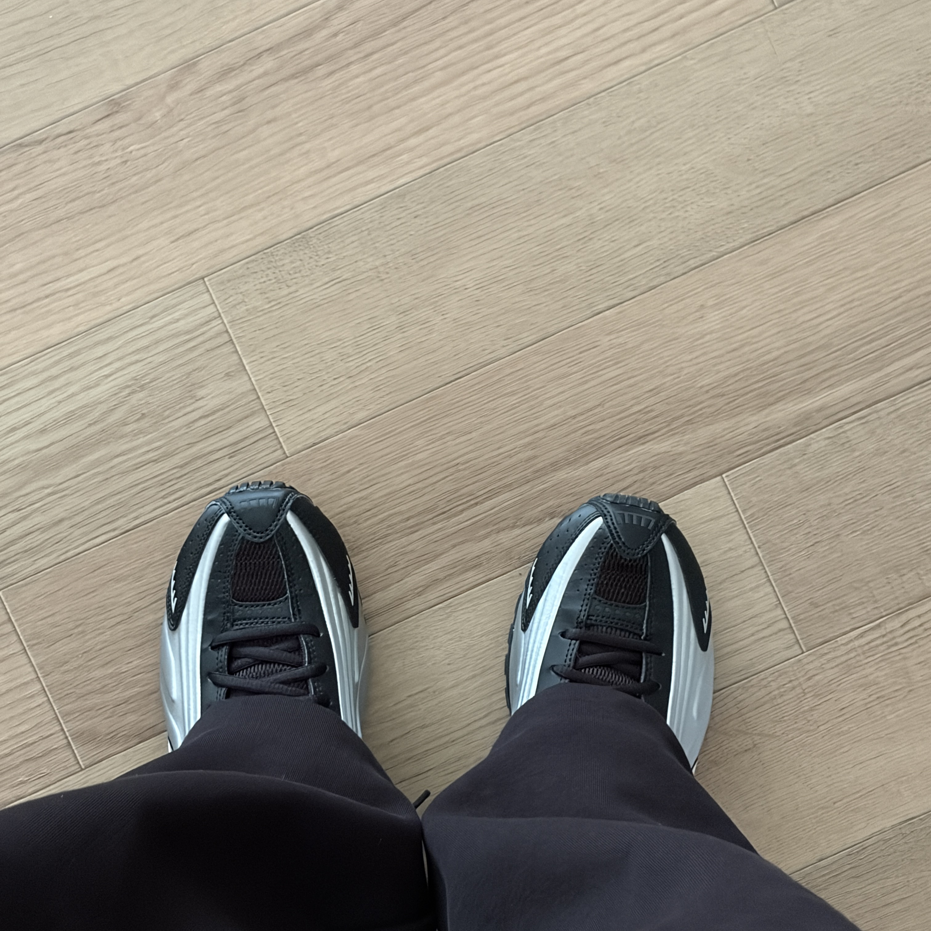 Nike Shox R4 Metallic Silver Black 착용 스타일 - 2