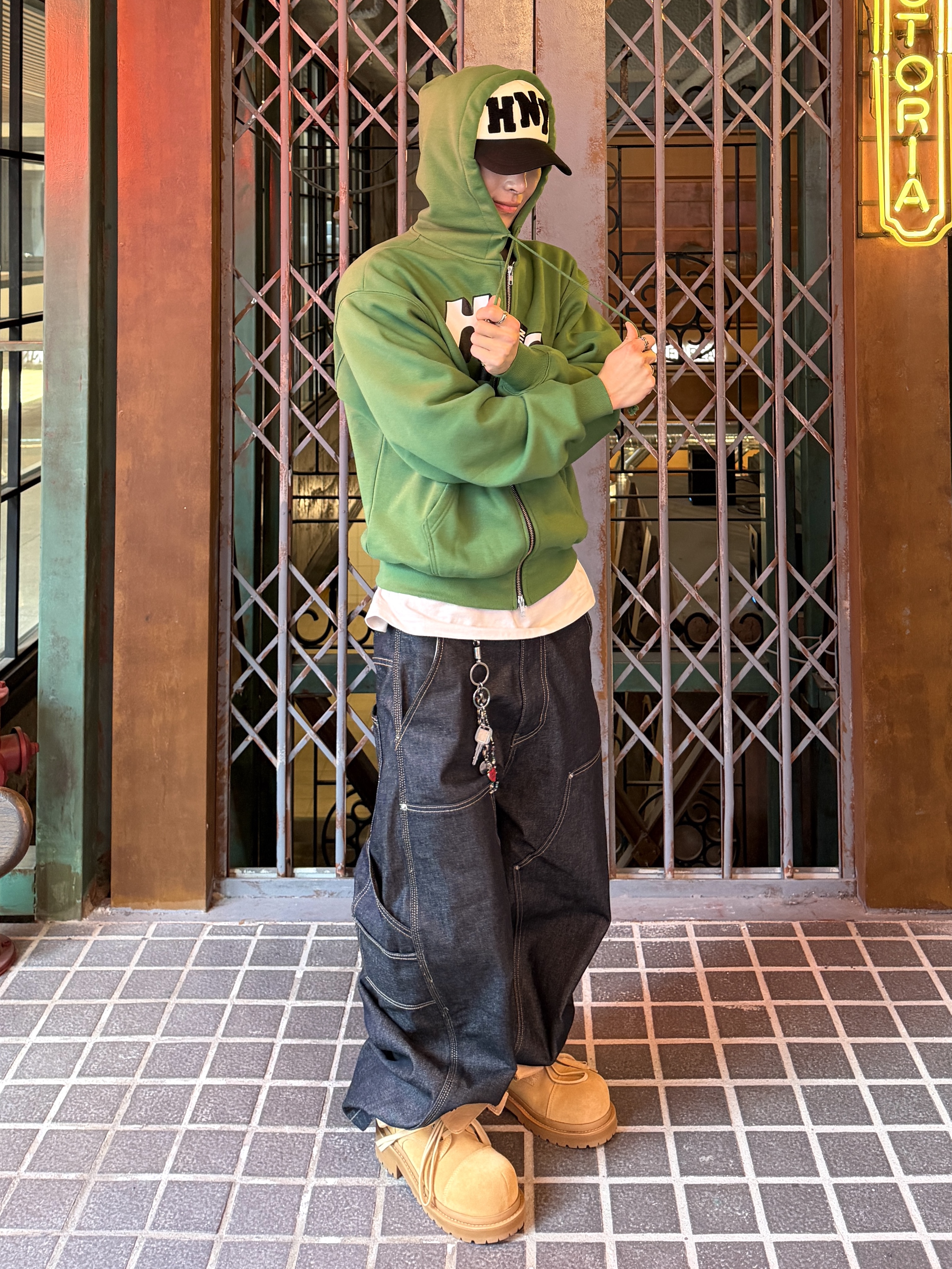 Honey Scoop House HNY Logo Trucker Cap Camo, Honey Scoop House HKR Logo Zip Up Hooded Sweatshirt Green 착용 스타일