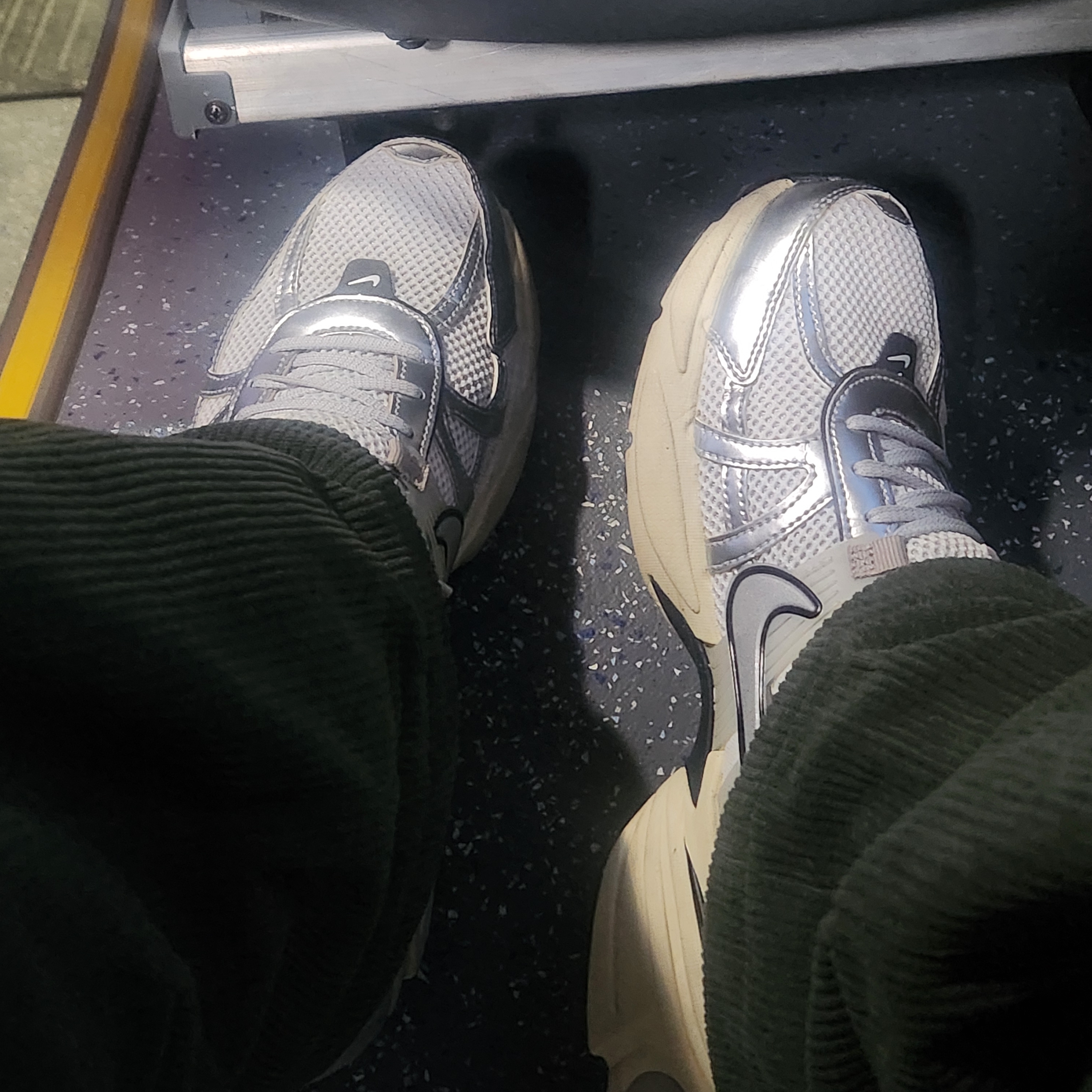 Nike V2K Run Summit White Metallic Silver 착용 스타일