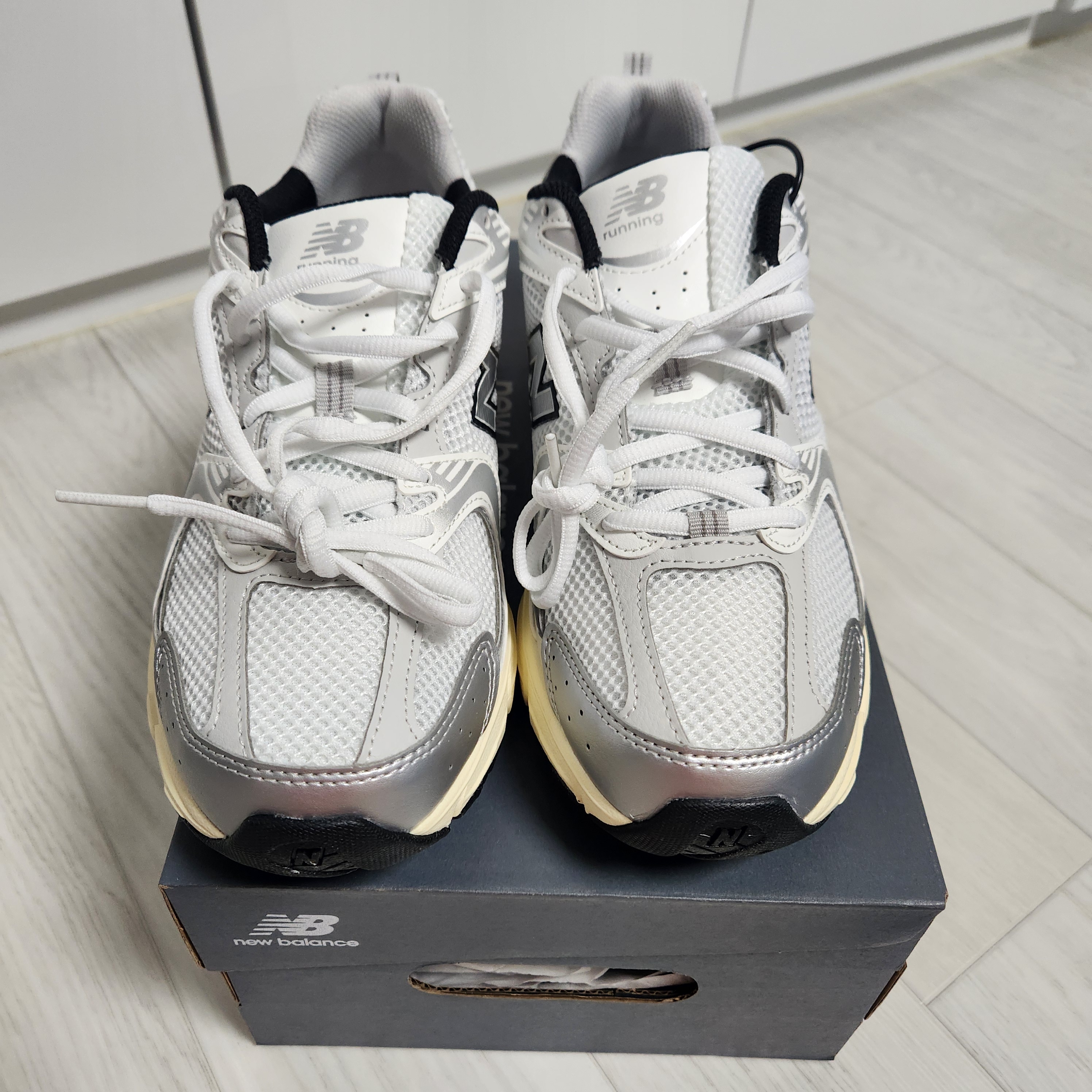 New Balance 530 Silver Cream 착용 스타일