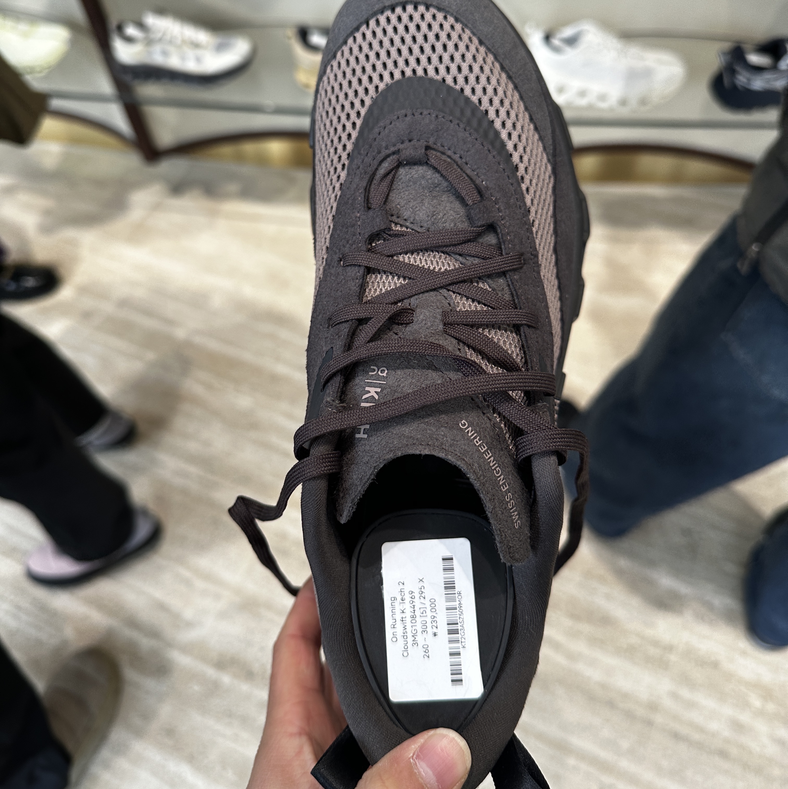On Running x Kith K-Tech 2 Thorn Ganache 착용 스타일 - 1
