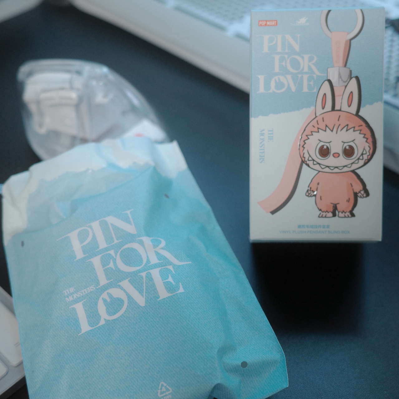 Pop Mart Labubu The Monsters Pin For Love Series Vinyl Plush Pendant (N-Z) R (Opened Case) 착용 스타일 - 2