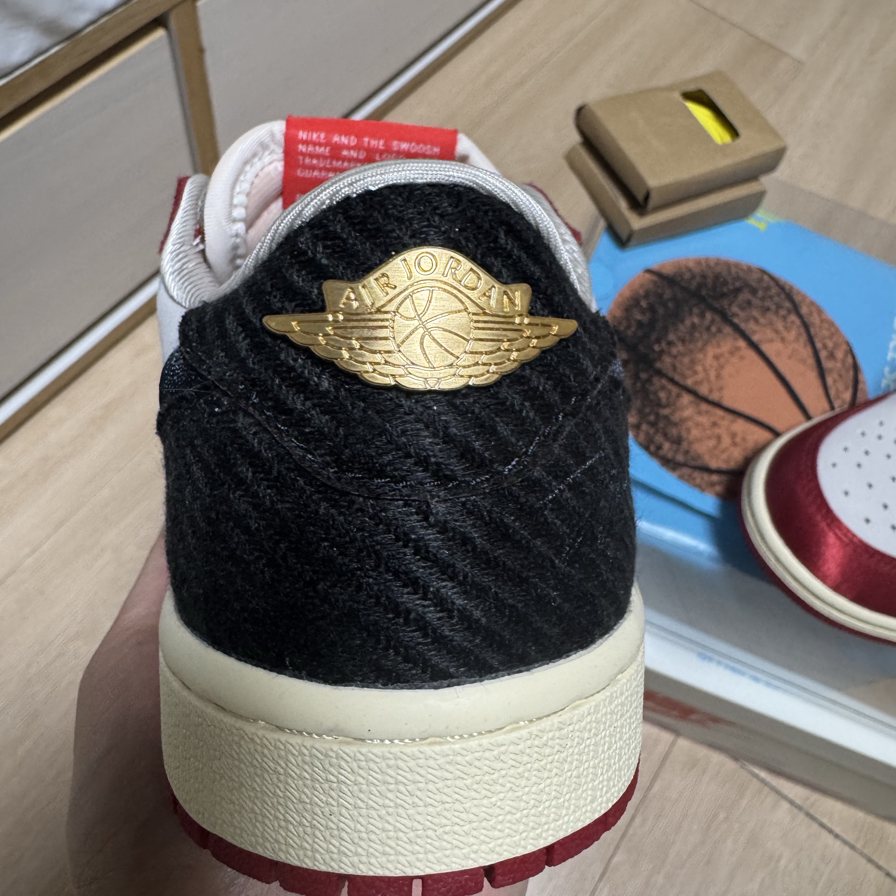 Jordan 1 x Trophy Room Retro Low OG SP Sail Varsity Red 착용 스타일 - 2