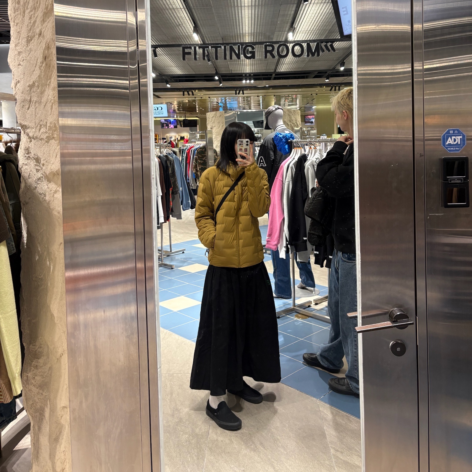 Vivienne Westwood Mini Bas Relief Pendant Silver, Uniqlo Pufftech Parka Yellow - KR 착용 스타일 - 3