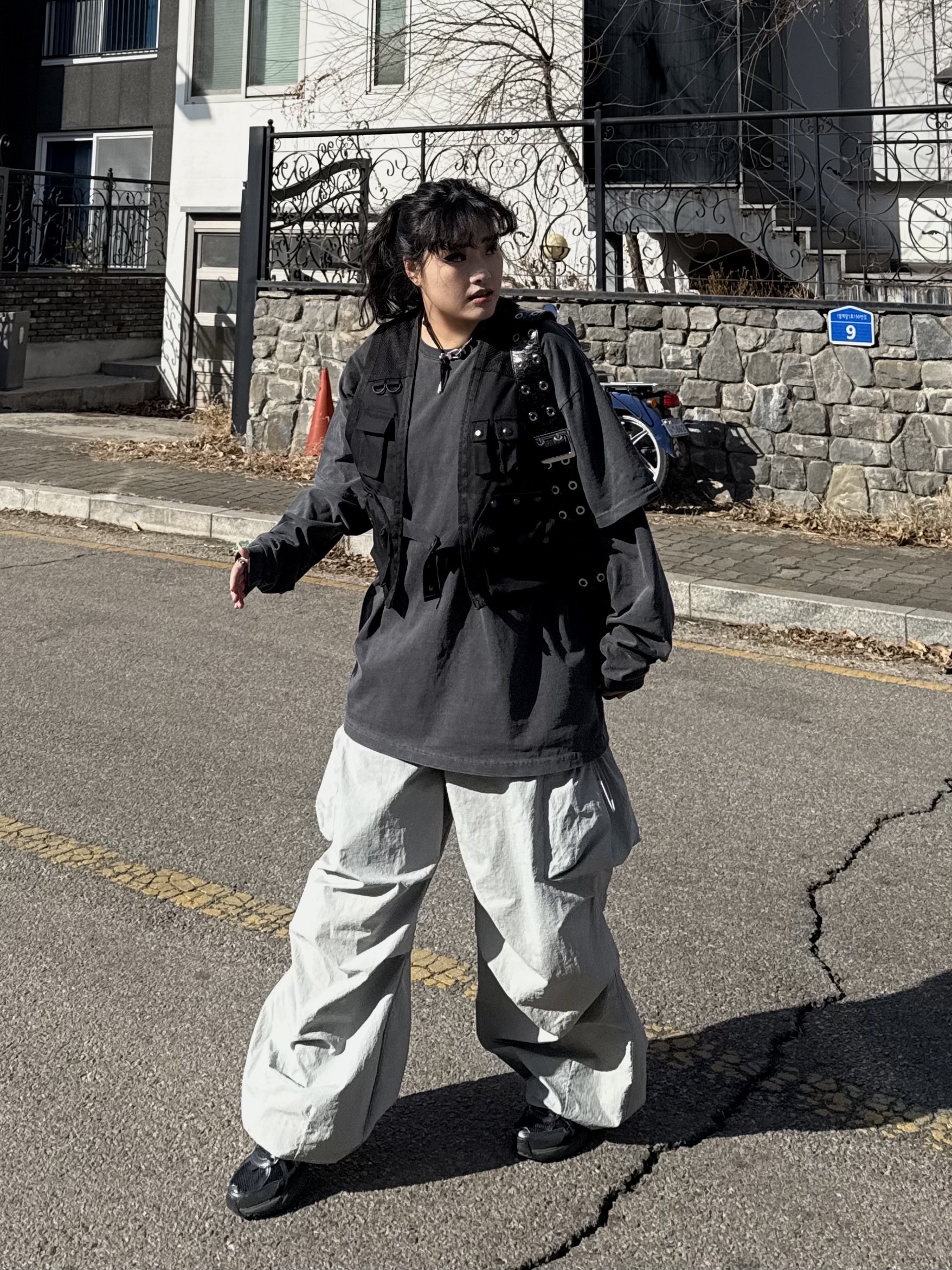 Nike V2K Run Black Anthracite 착용 스타일 - 1