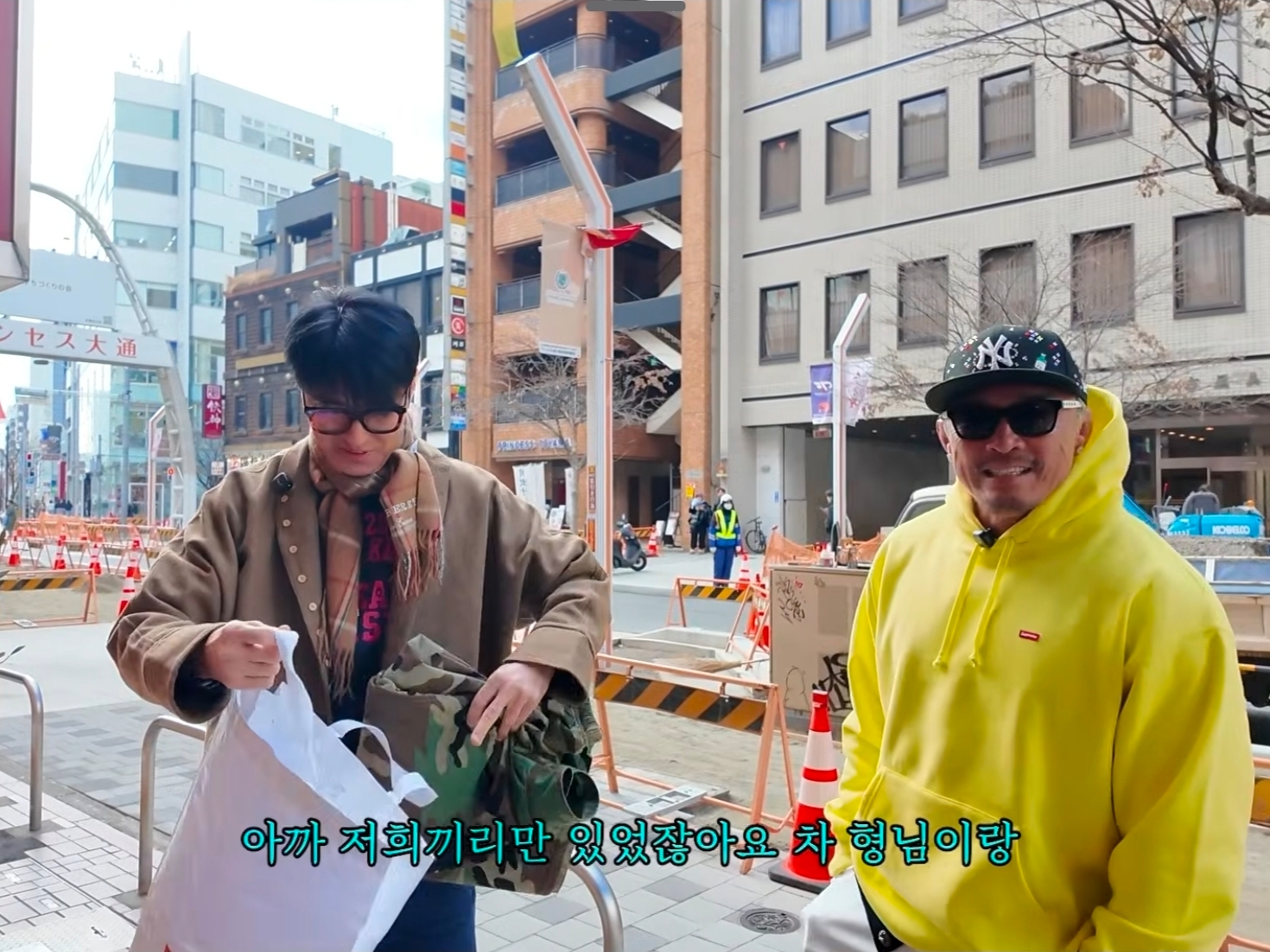 Supreme Spellout Embroidered Ripstop Track Jacket Woodland Camo - 25FW 착용 스타일