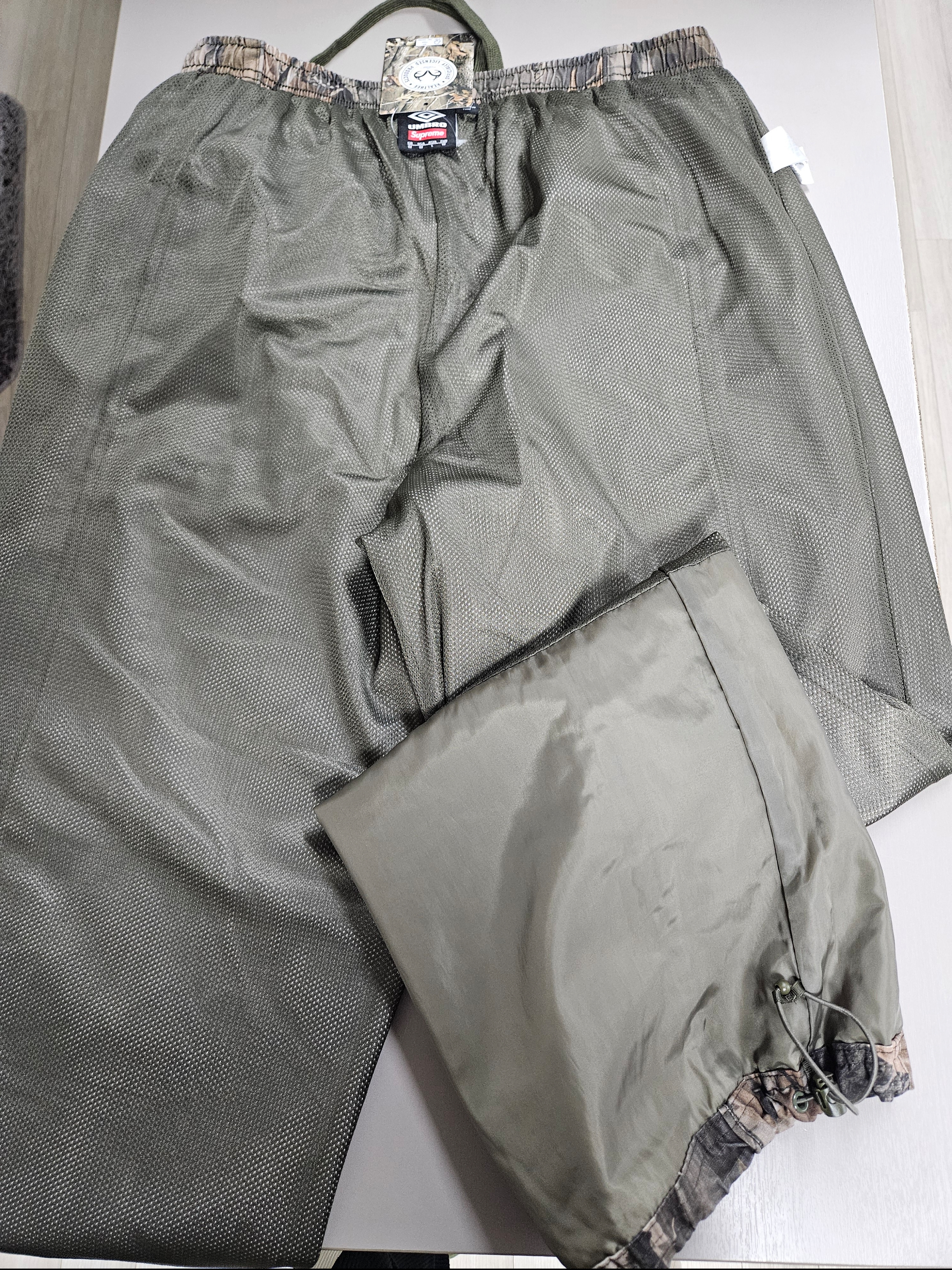 Supreme x Umbro Cotton Ripstop Track Pant Realtree Hardwoods Camo - 26SS 착용 스타일 - 4