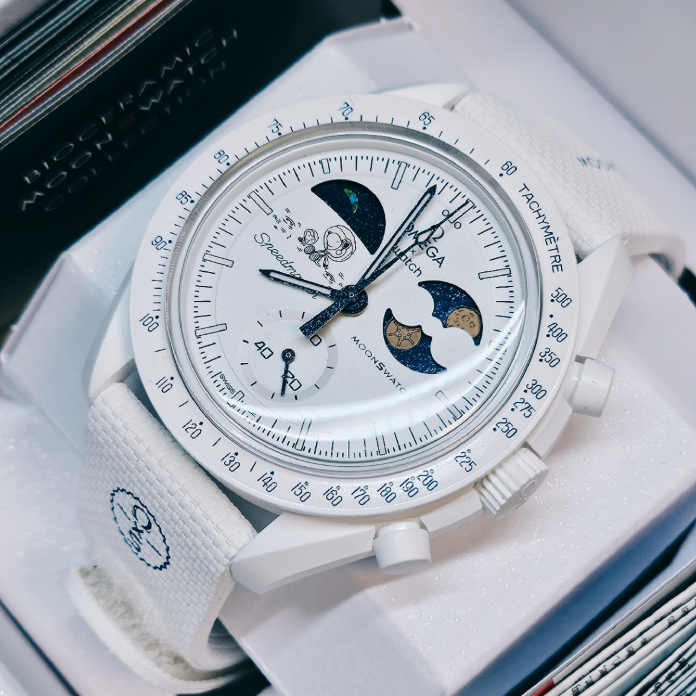 Swatch x Omega x Snoopy Bioceramic Moonswatch Mission To The Earthphase 42mm Moonshine Gold Cold Moon 착용 스타일 - 2