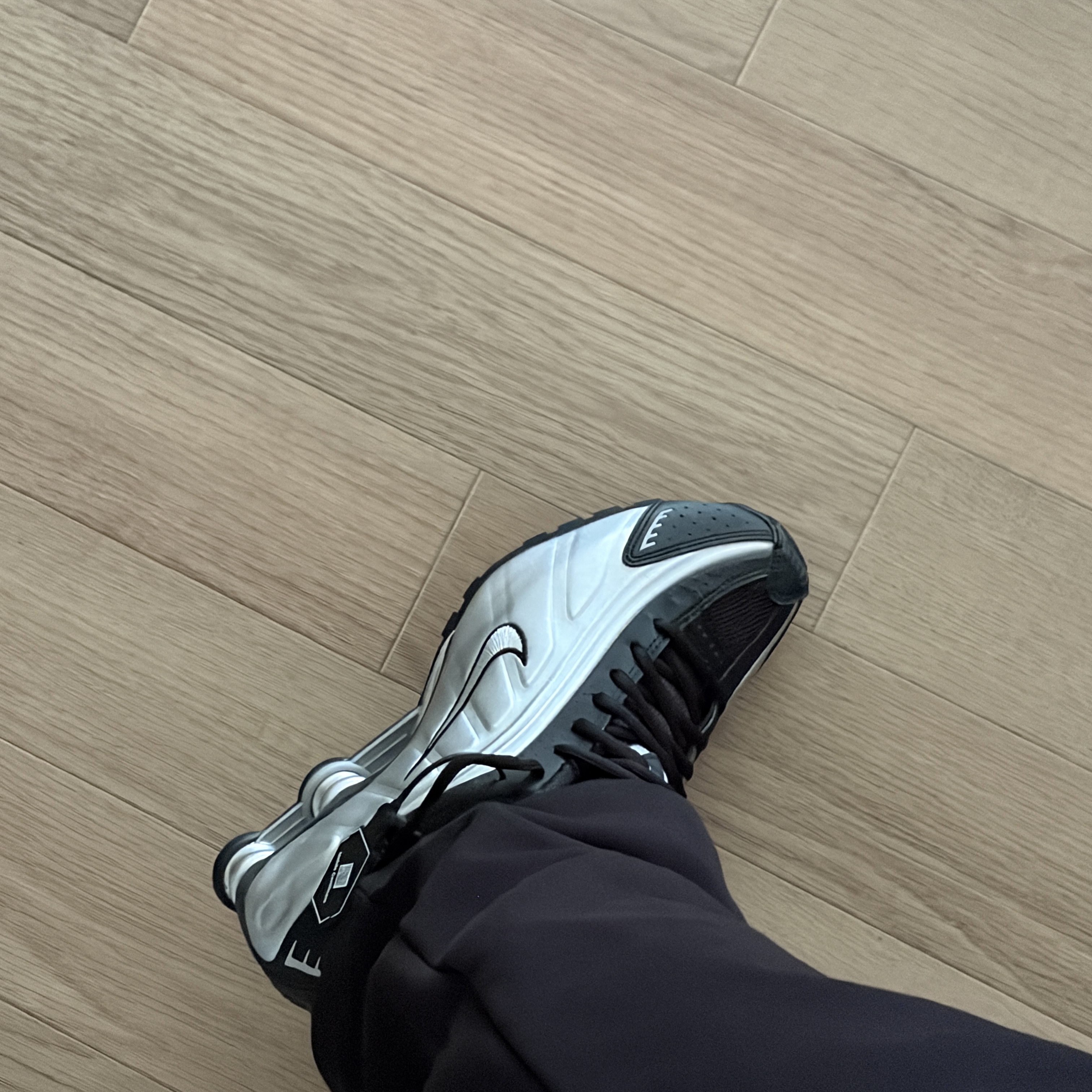 Nike Shox R4 Metallic Silver Black 착용 스타일 - 1