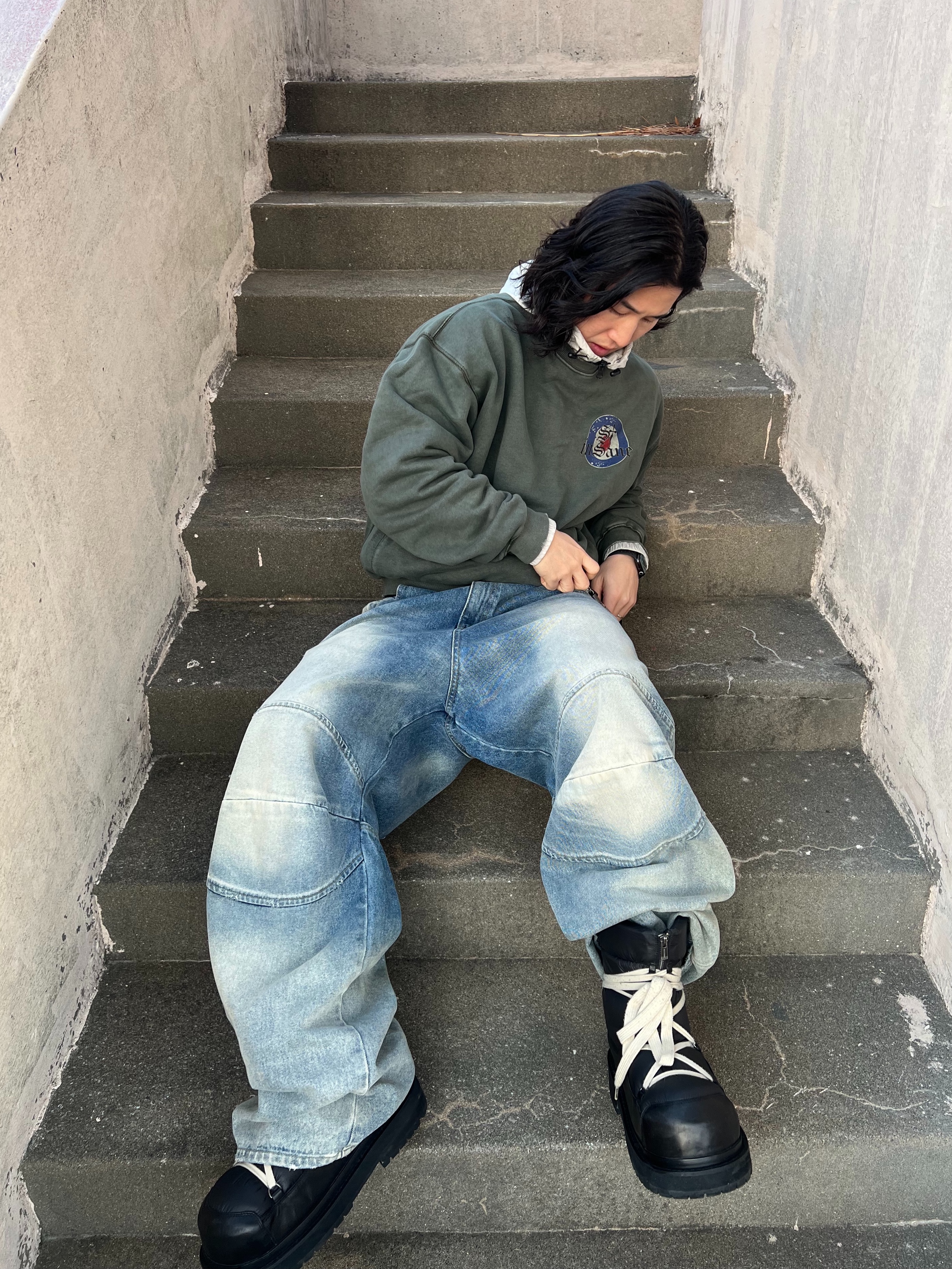 MJD 3D Knee Denim Pants Blue, Undermycar MU.128 Original Logo Cracked Leather Belt Silver / Black 착용 스타일 - 1