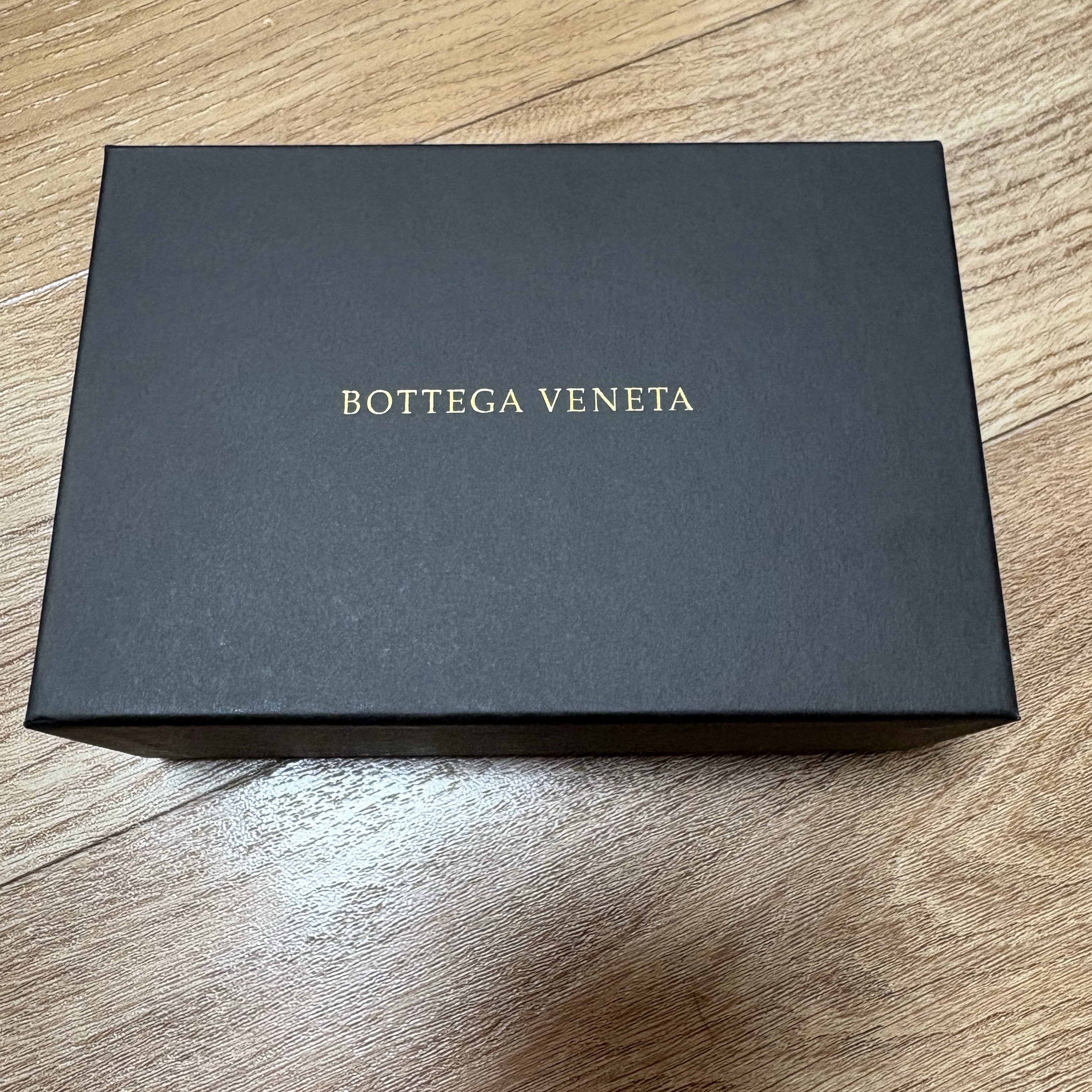 Bottega Veneta Intrecciato Credit Card Case Dark Brown 착용 스타일 - 1
