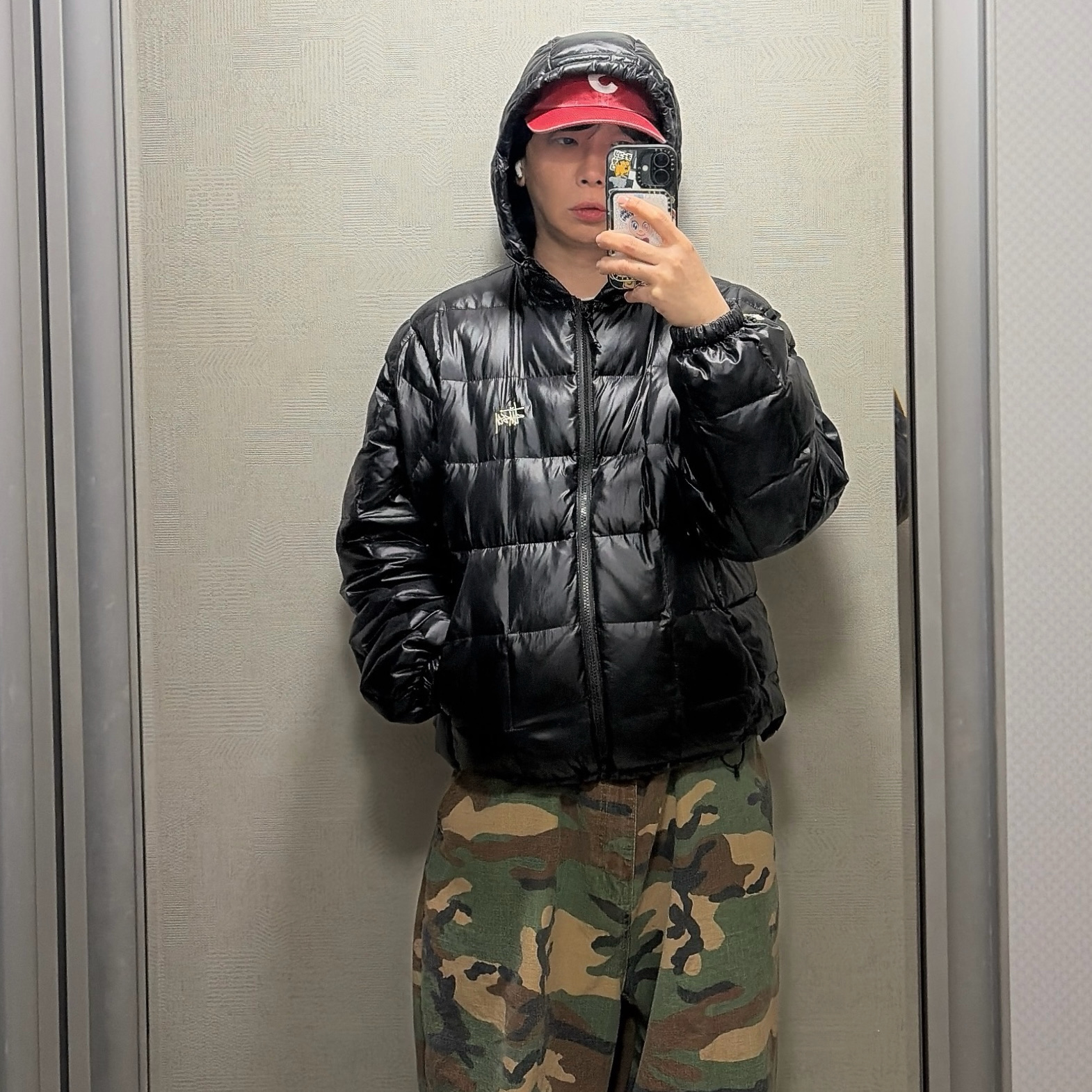 Stussy Midweight Hooded Puffer Black, Supreme Pigment Coated S Logo 6-Panel Red - 25SS 착용 스타일