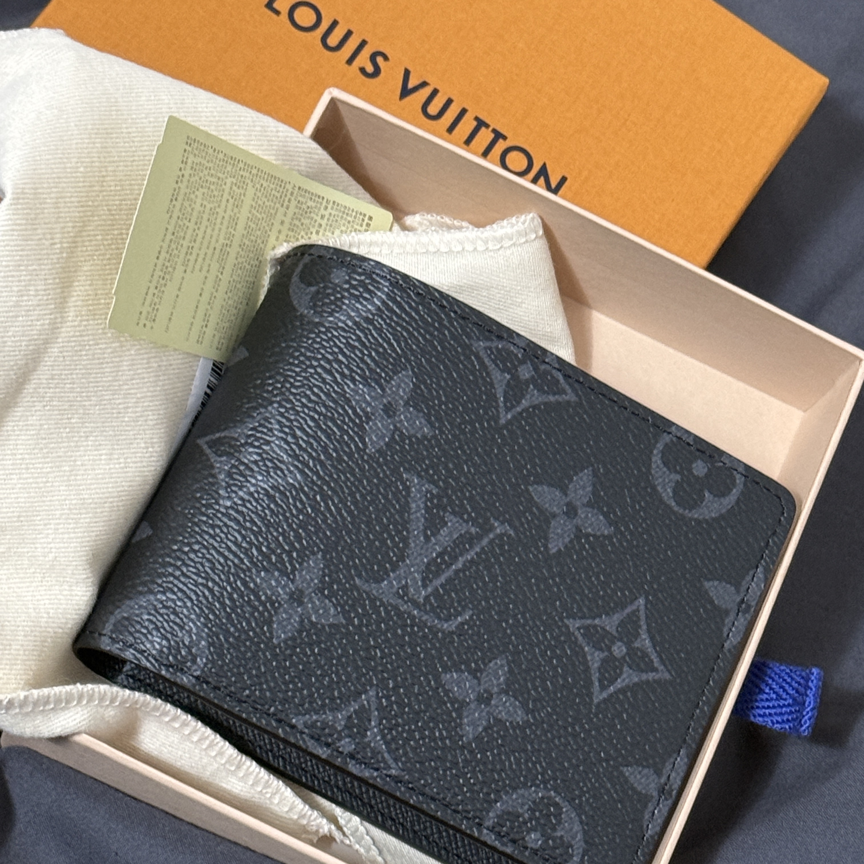 Louis Vuitton Multiple Wallet Monogram Eclipse 착용 스타일