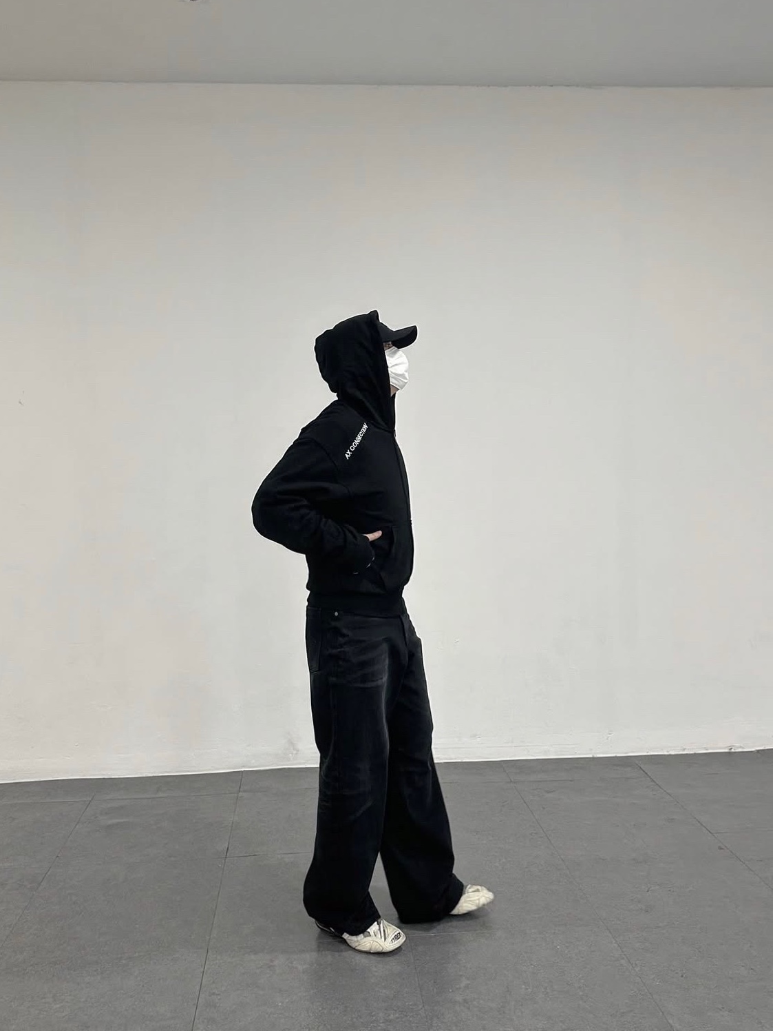 AX CONNECTION Logo Sweat Hoodie Zip-up, AX CONNECTION Raised Surface Washed Wide Denim Pants 착용 스타일 - 1