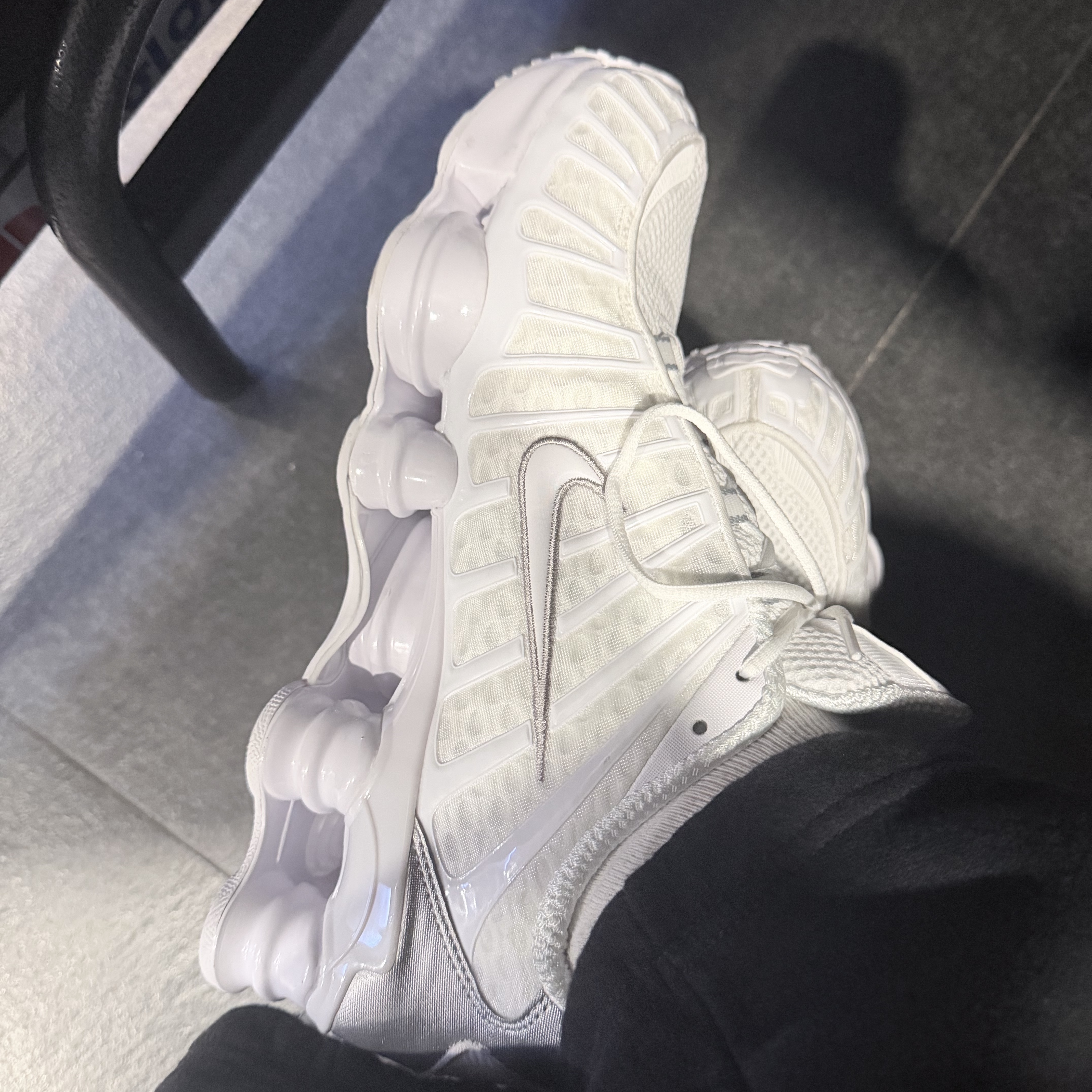 Nike Shox TL Metallic Silver 착용 스타일