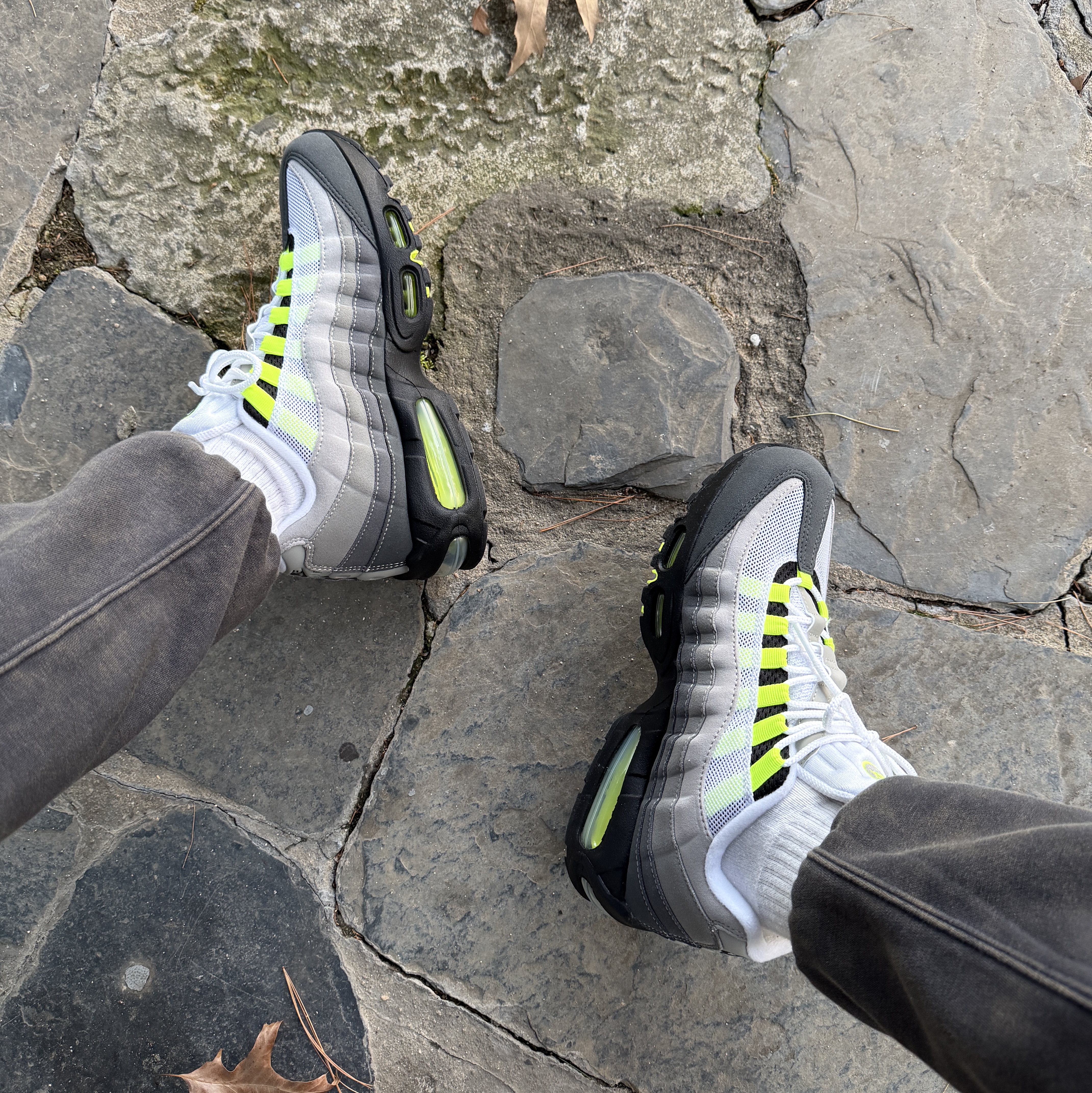 Nike Air Max 95 OG Neon, Nike NSW Club Washed Cuffed Fleece Pants Anthracite (IQ1218-060) 착용 스타일 - 1