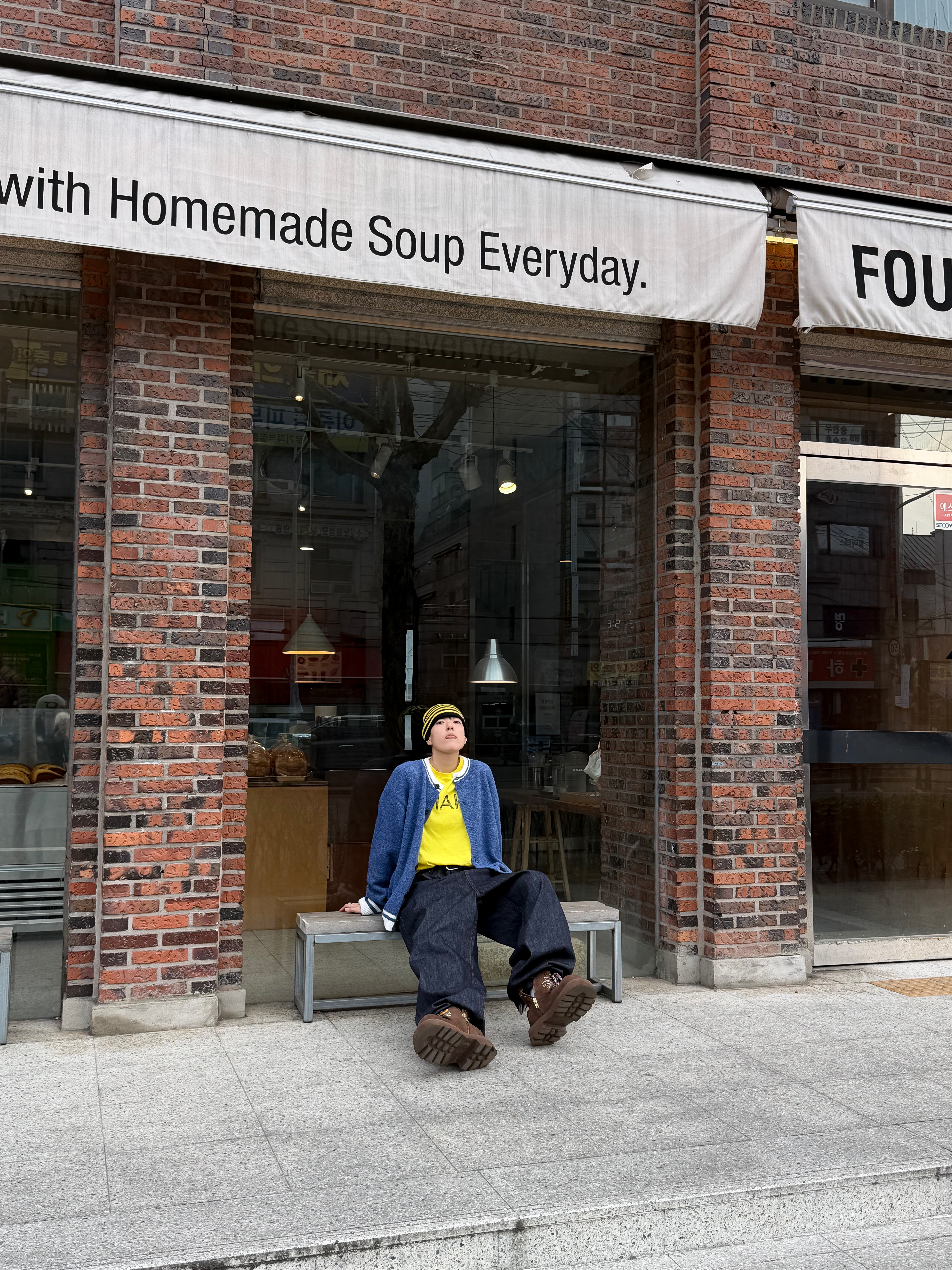 Hono Report Hairy Round Cardigan Blue, Hono Report Object Keyring Mustard 착용 스타일 - 5