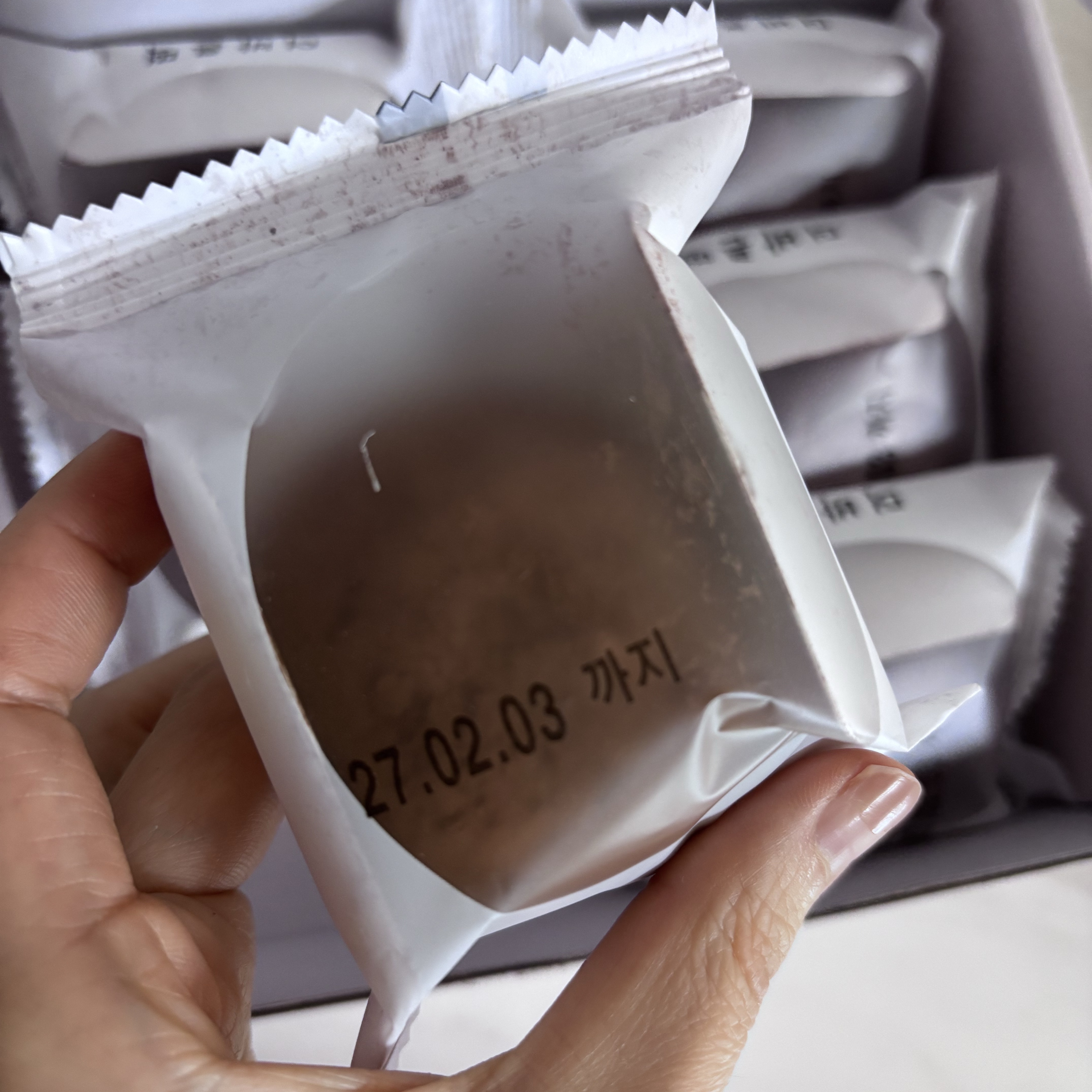 THE BAREUN TTEOK Double Chocolate Fudge Cream Tteok (60g *6EA) 1Box 착용 스타일 - 3