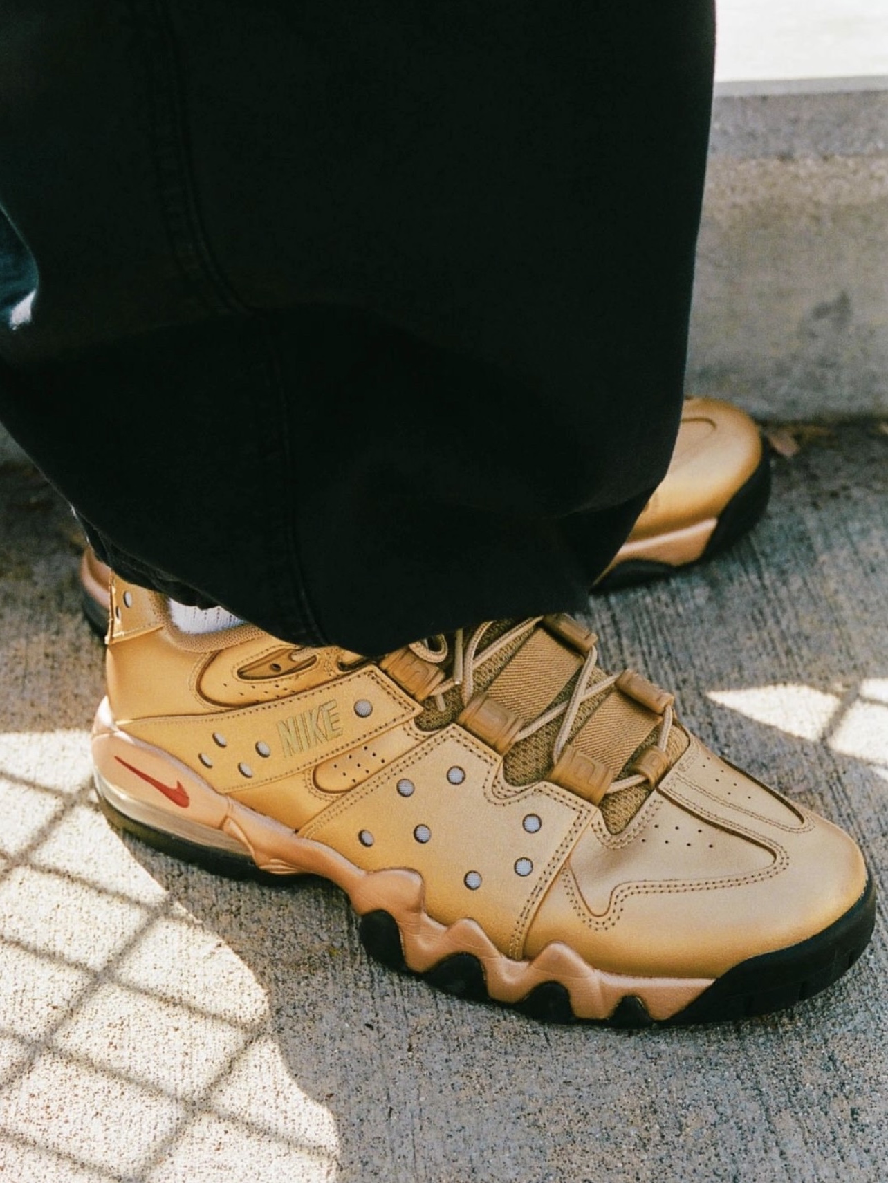 Nike x Supreme SB Air Max 2 CB 94 Low Metallic Gold Varisty Red Metallic Gold Black 착용 스타일 - 2