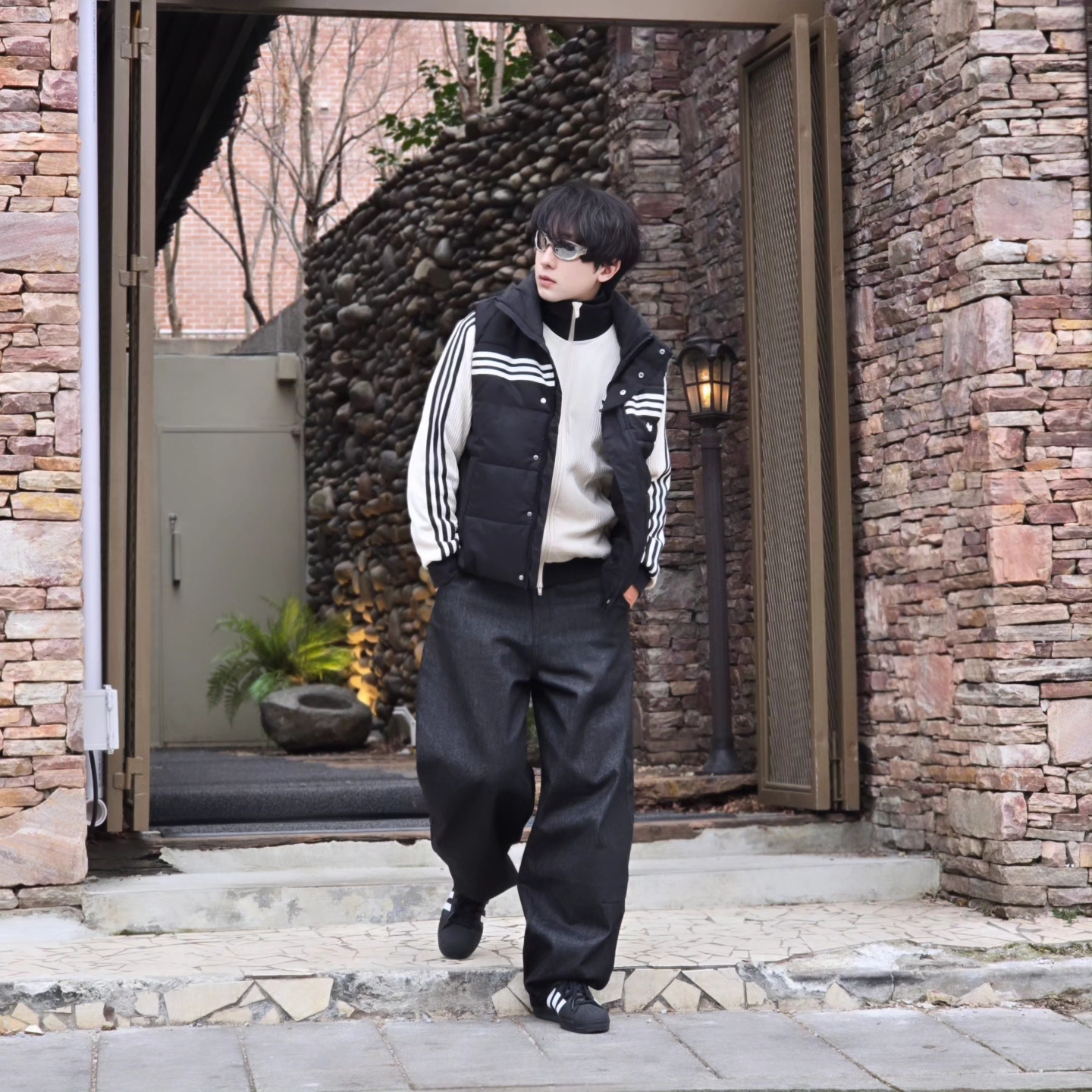 Adidas Originals 70s Padded Gilet Black - KR Sizing, Adidas Waffle Beckenbauer Track Top Wonder White - KR Sizing 착용 스타일 - 4