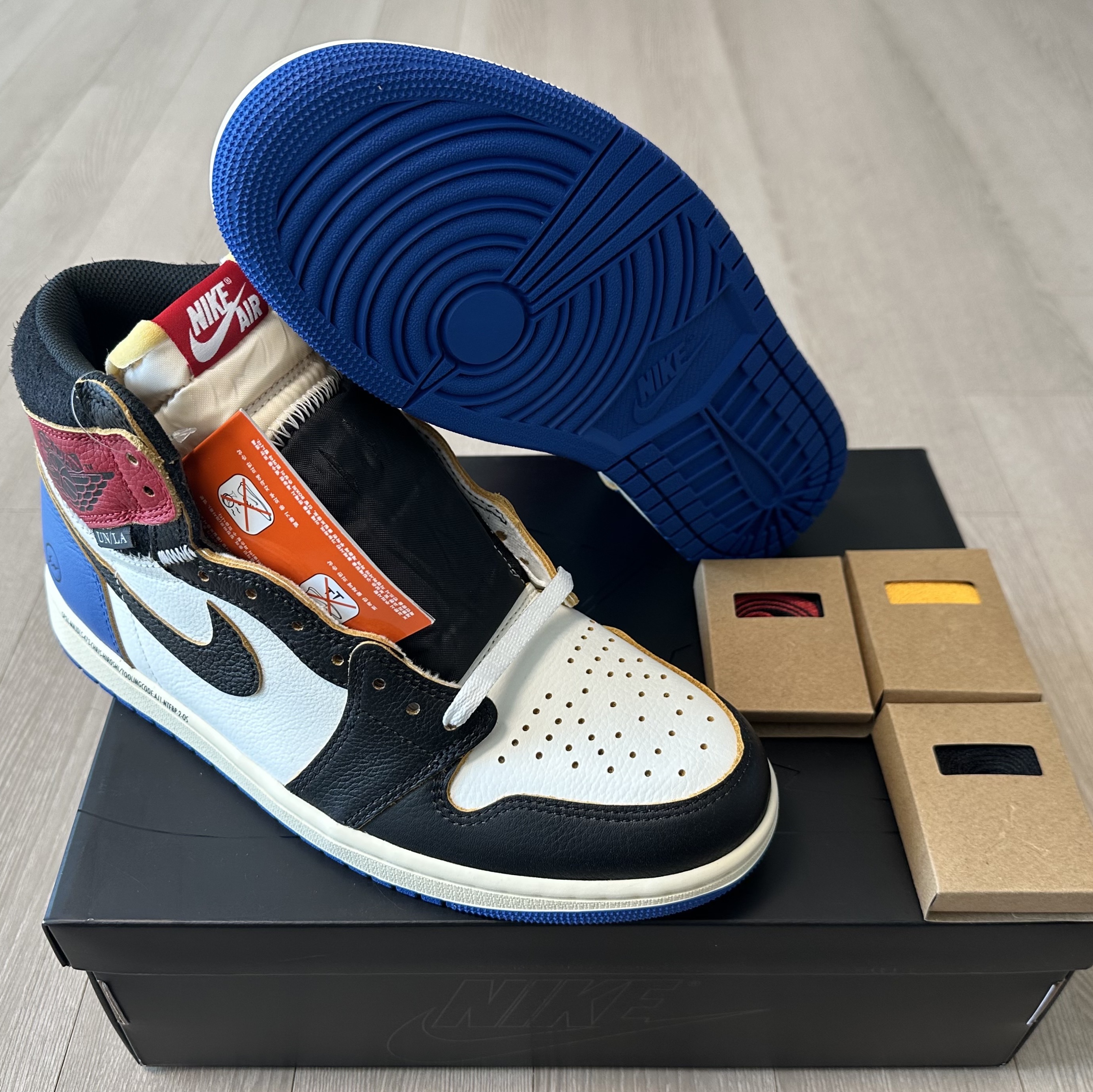 Jordan 1 x Fragment x Union LA Black and Varsity Red 착용 스타일 - 4