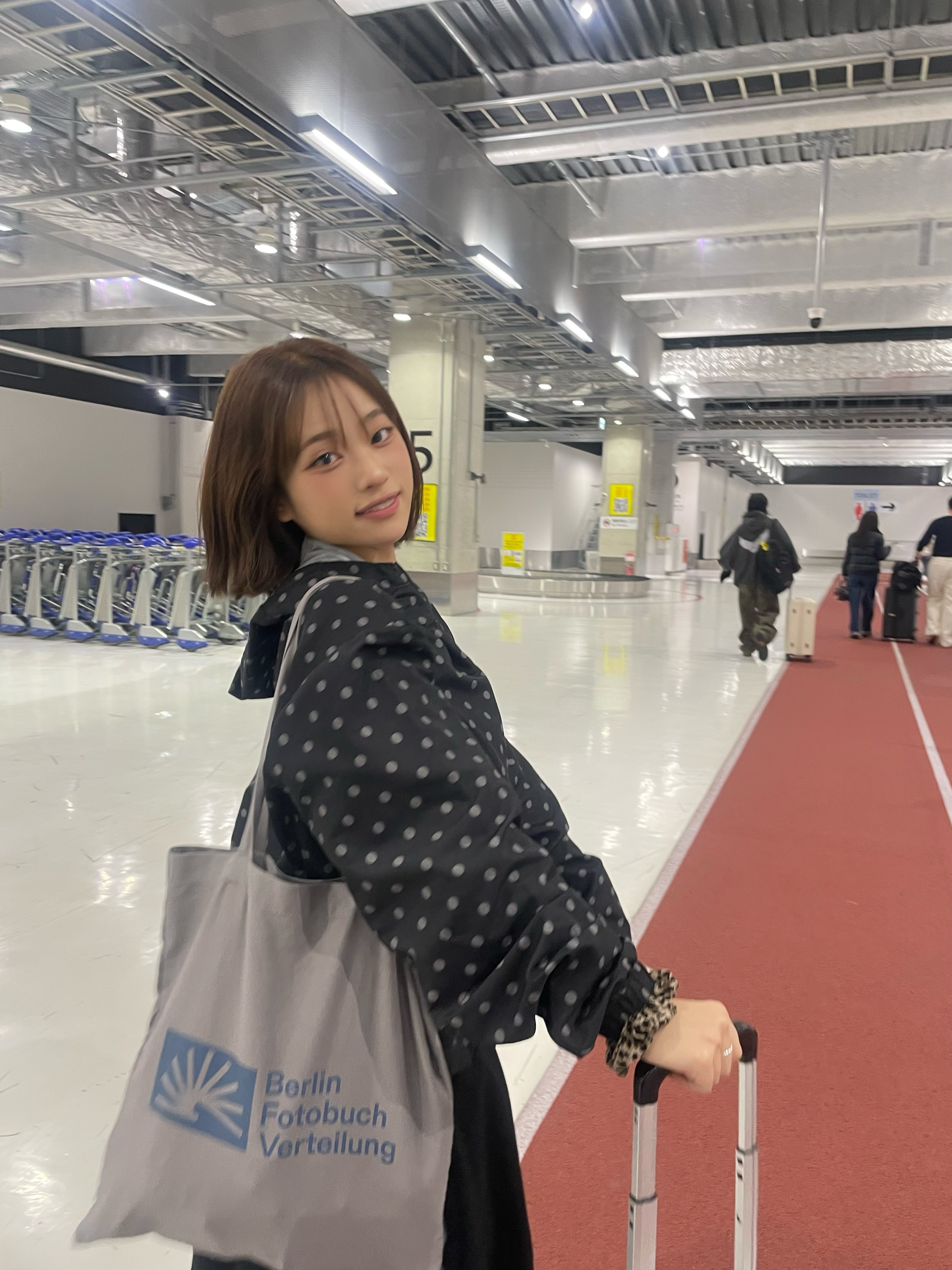 Berlin Photobook Distribution 002 Bag Grey 착용 스타일 - 1