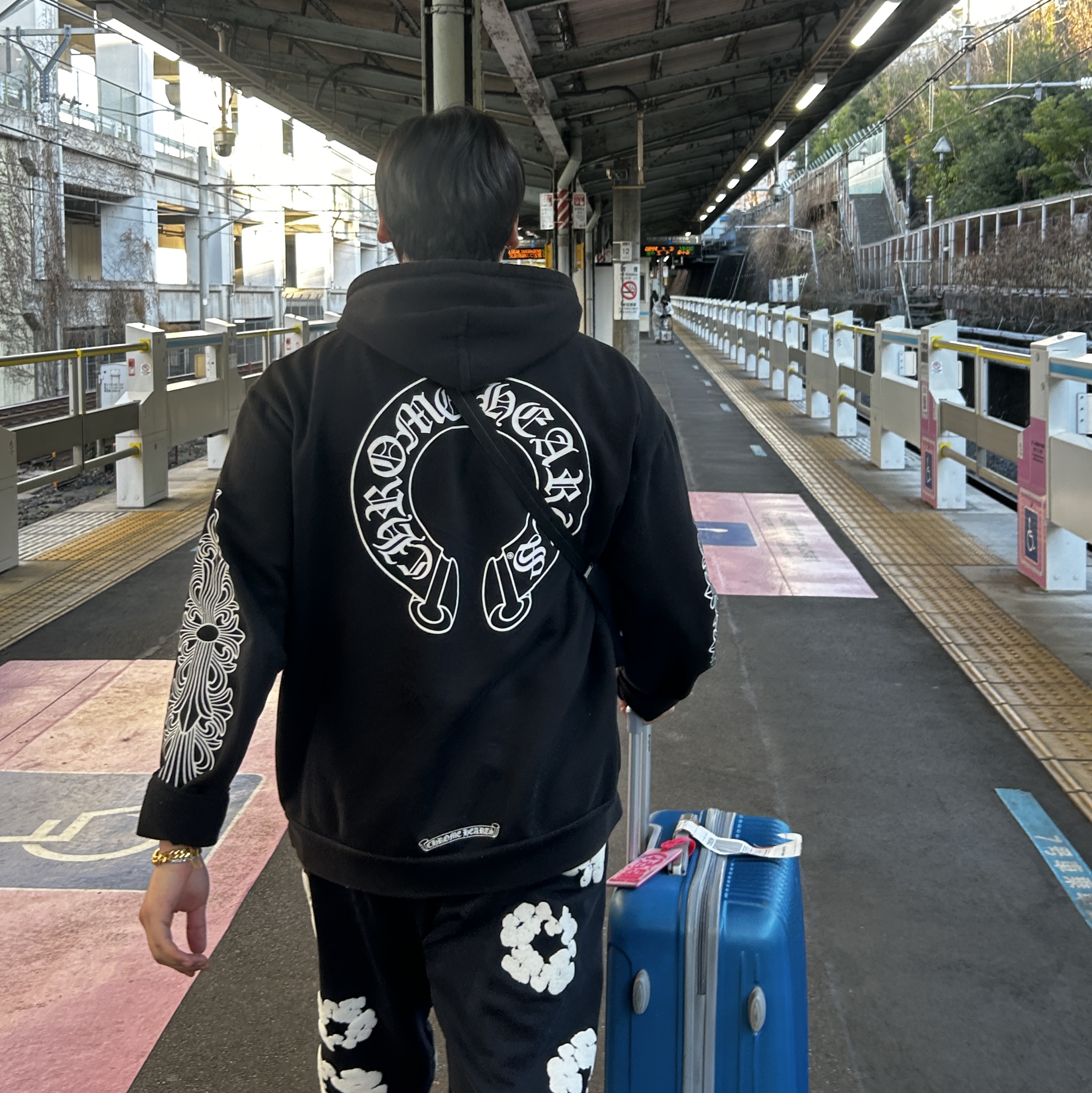 Chrome Hearts Horseshoe Floral Hoodie Black, Denim Tears The Cotton Wreath Sweatpants Black 착용 스타일 - 2