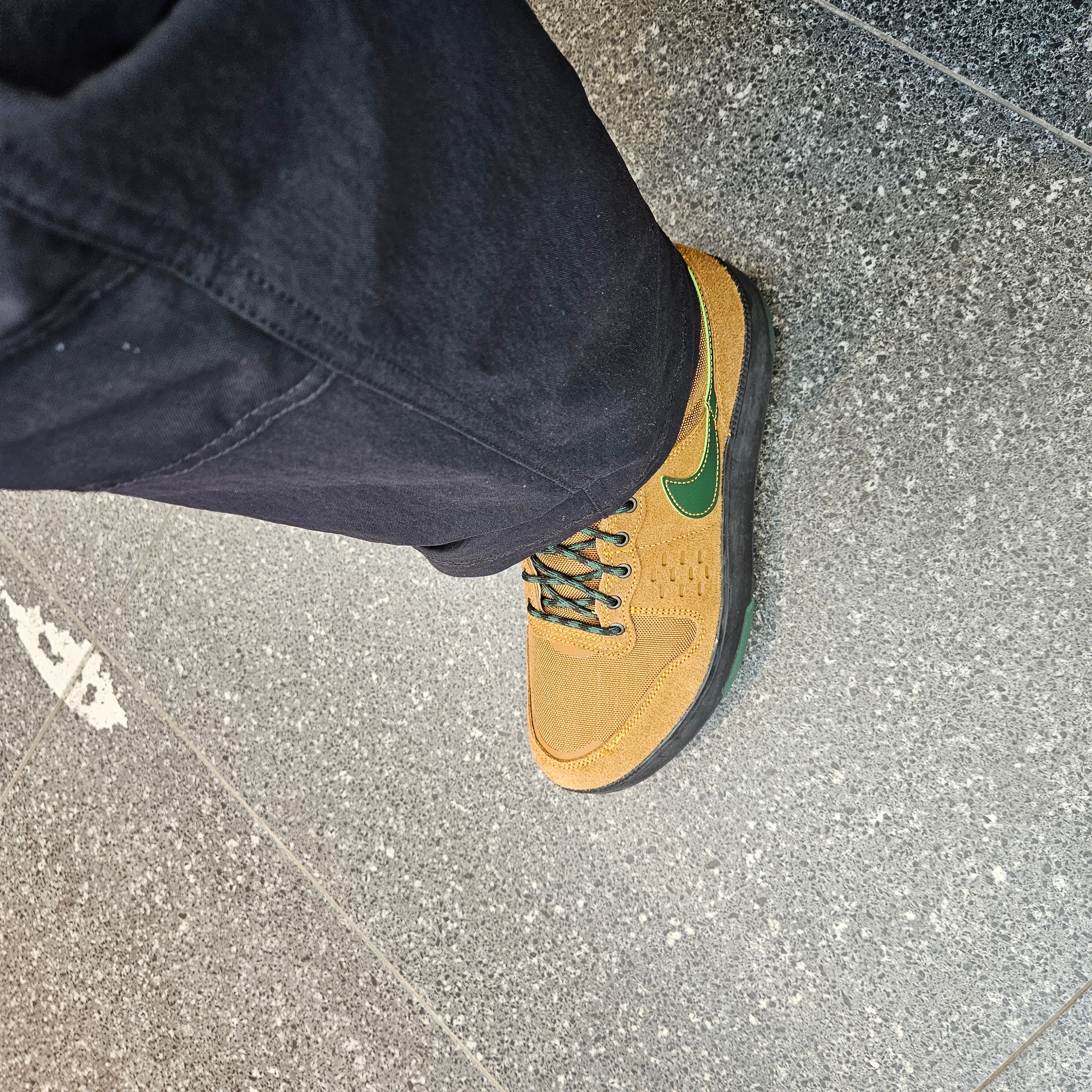Nike C1TY Premium Cordura Light British Tan Black 착용 스타일