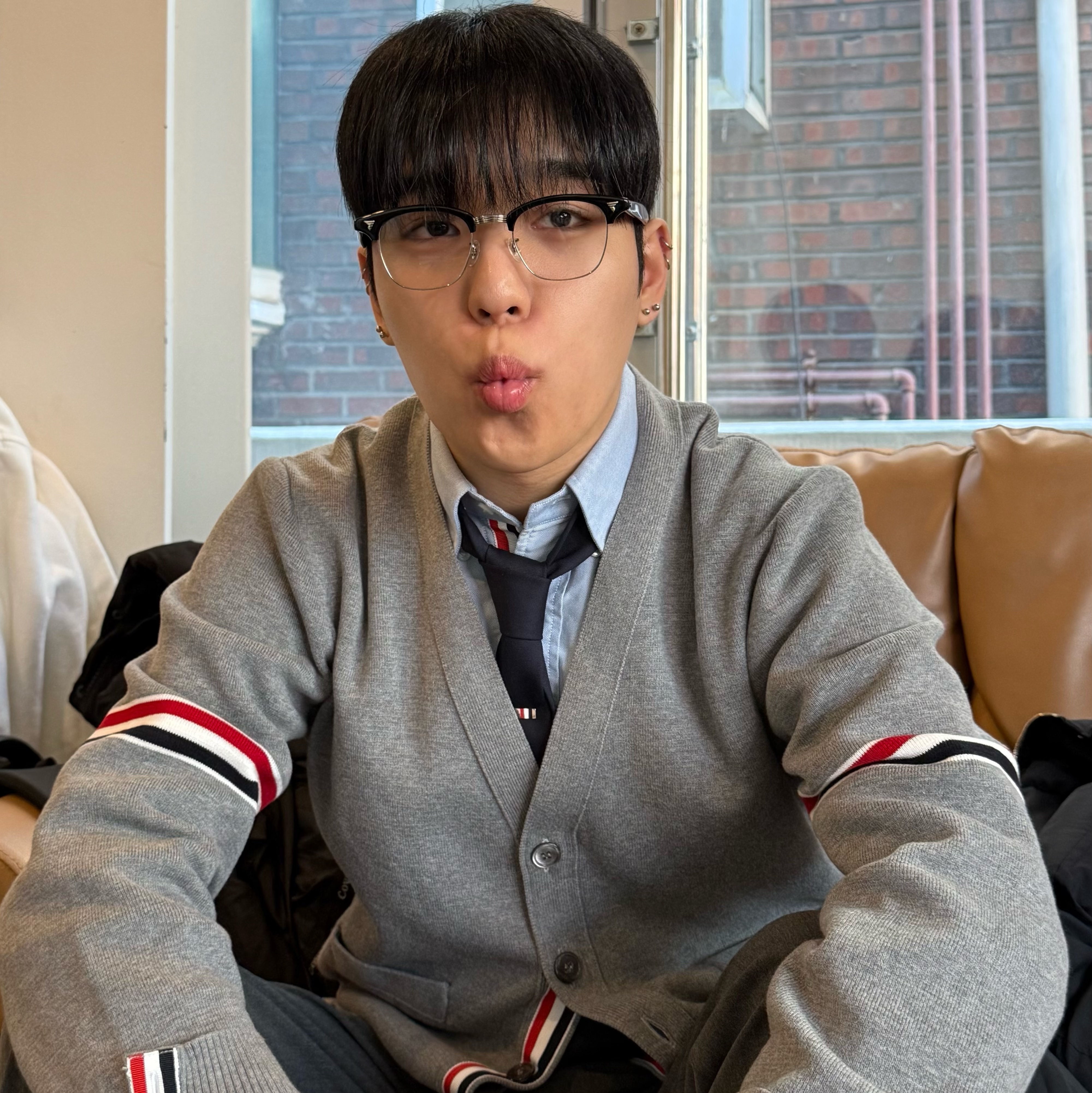 Thom Browne Milano Stitch Stripe Armband Cardigan Light Grey, Thom Browne Oxford Classic Grosgrain Placket Shirt Light Blue 착용 스타일