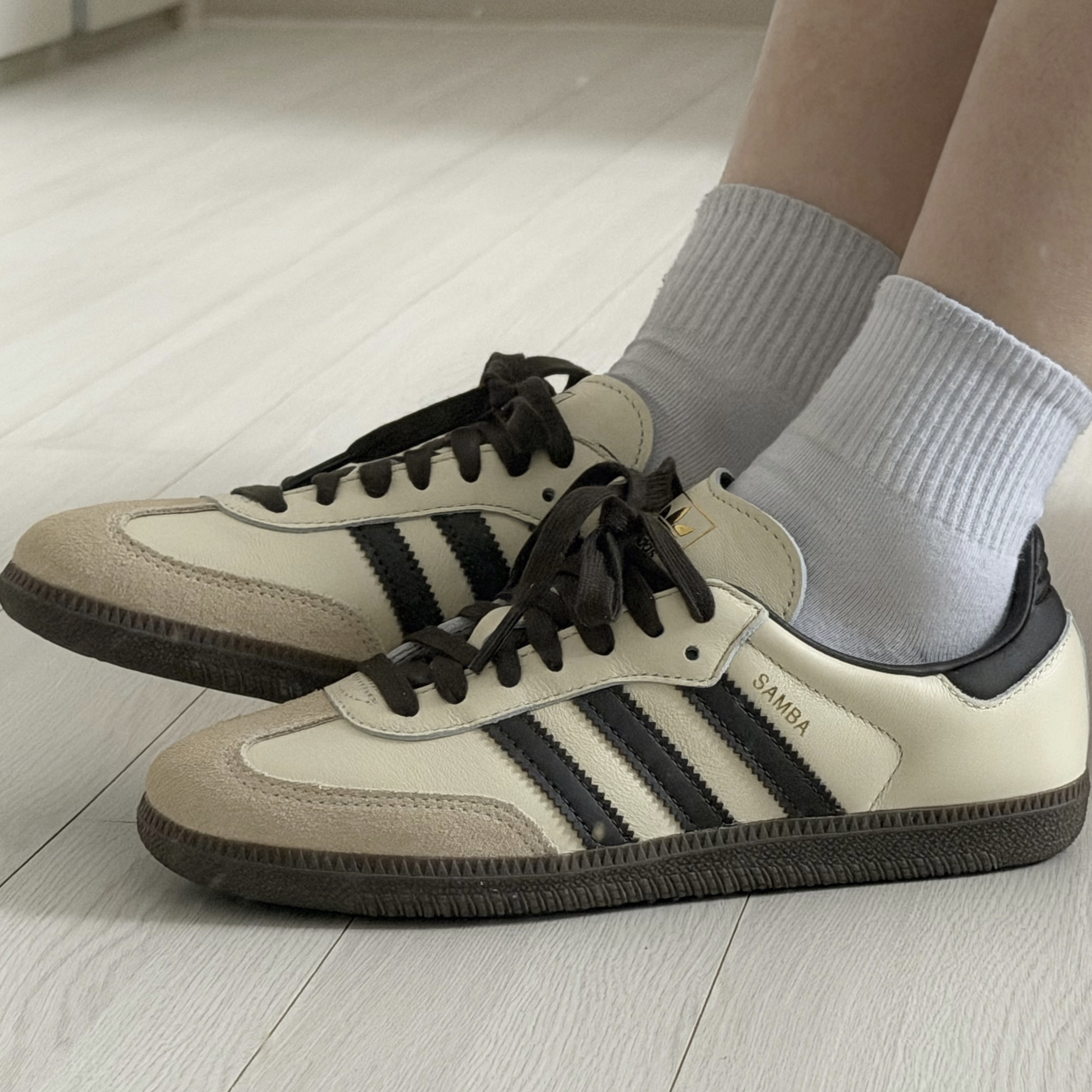 Adidas Samba OG Cream White Dark Brown 착용 스타일