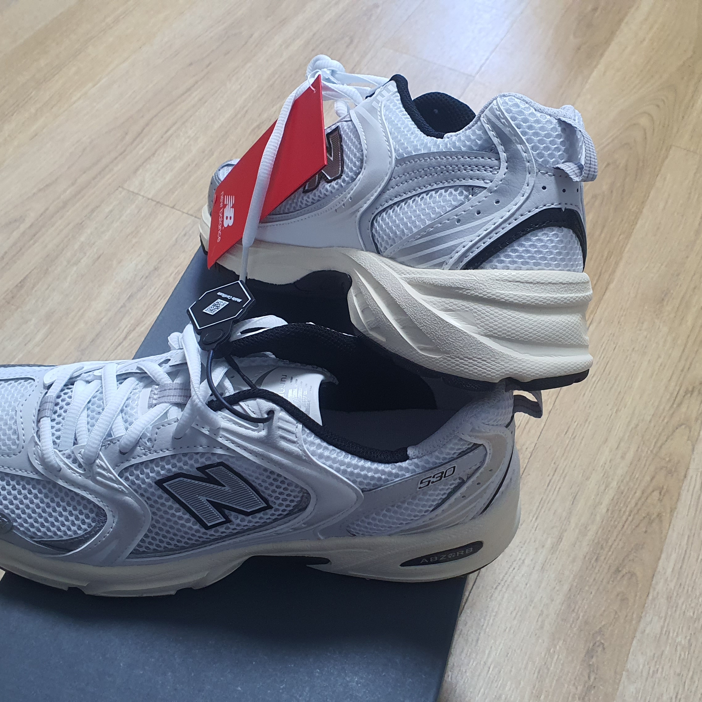 New Balance 530 Silver Cream 착용 스타일 - 1