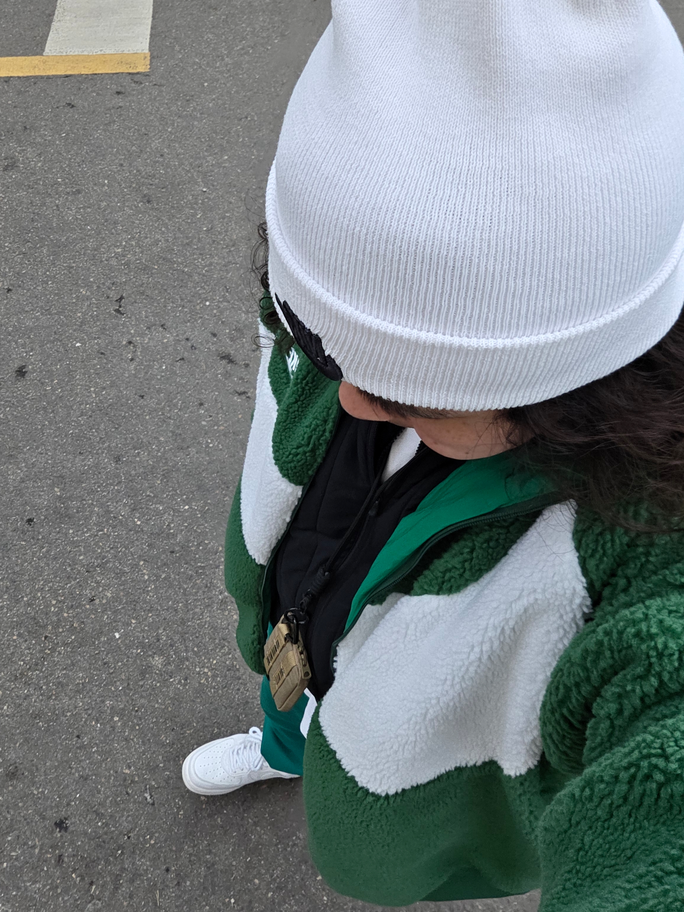 Nike NSW Utility Futura Beanie White, Nike Big Swoosh Full Zip Jacket Gorge Green White 착용 스타일 - 1