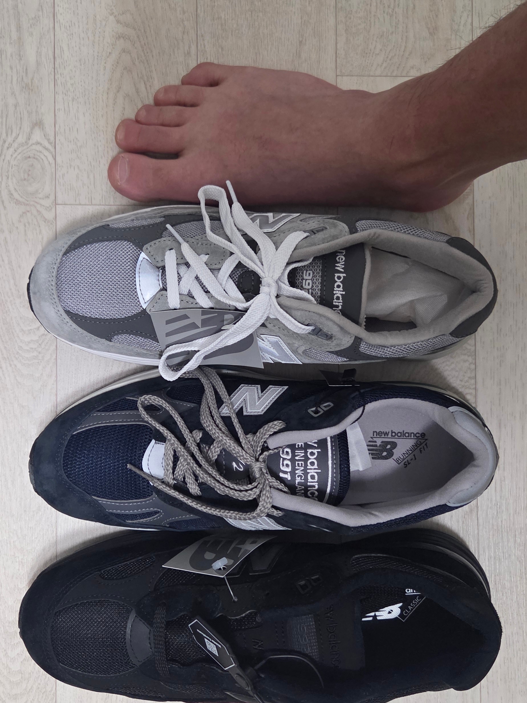 New Balance 991v2 Made in UK Dark Navy Smoked Pearl, New Balance 992 Made in USA Core Grey Silver Metallic 착용 스타일 - 2