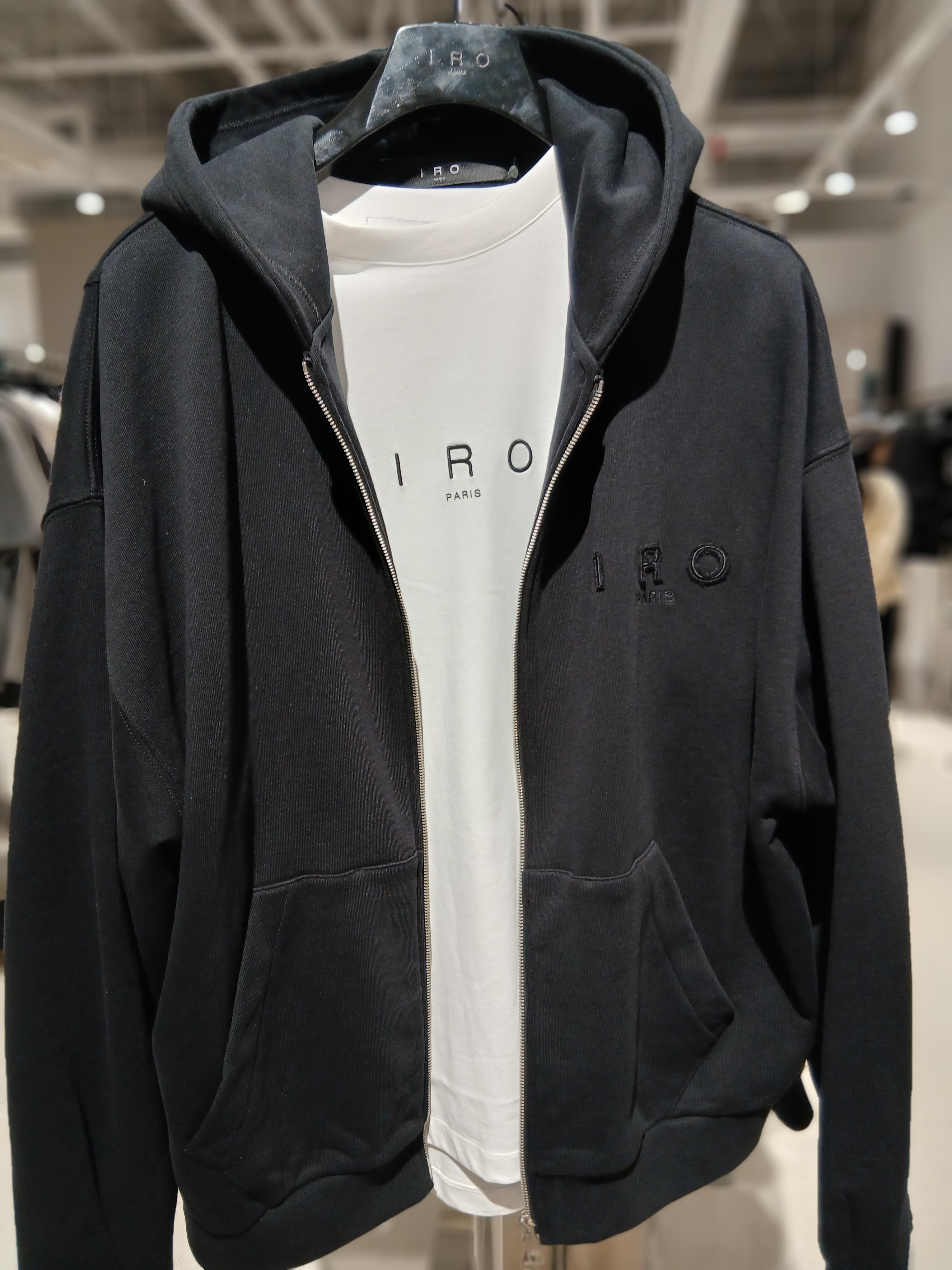 IRO Sable Pigment Logo T-Shirt White, IRO Nuance Canvas Color-Block Zip-Up Dyed Hoodie Black 착용 스타일 - 1
