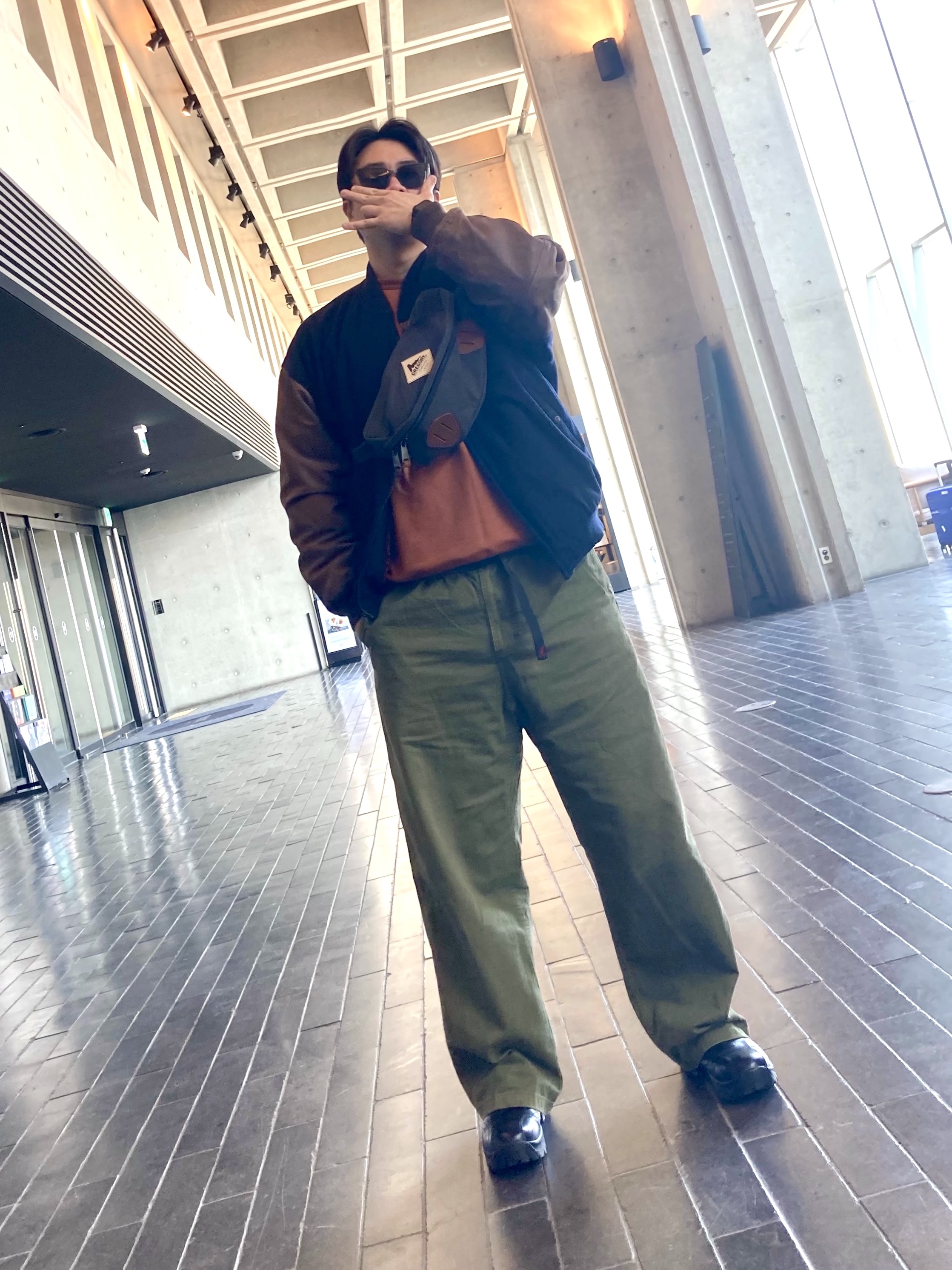 Gramicci Loose Tapered Pants Olive - US Sizing, Hunter Flat Bar Square Sunglasses Black 착용 스타일 - 1