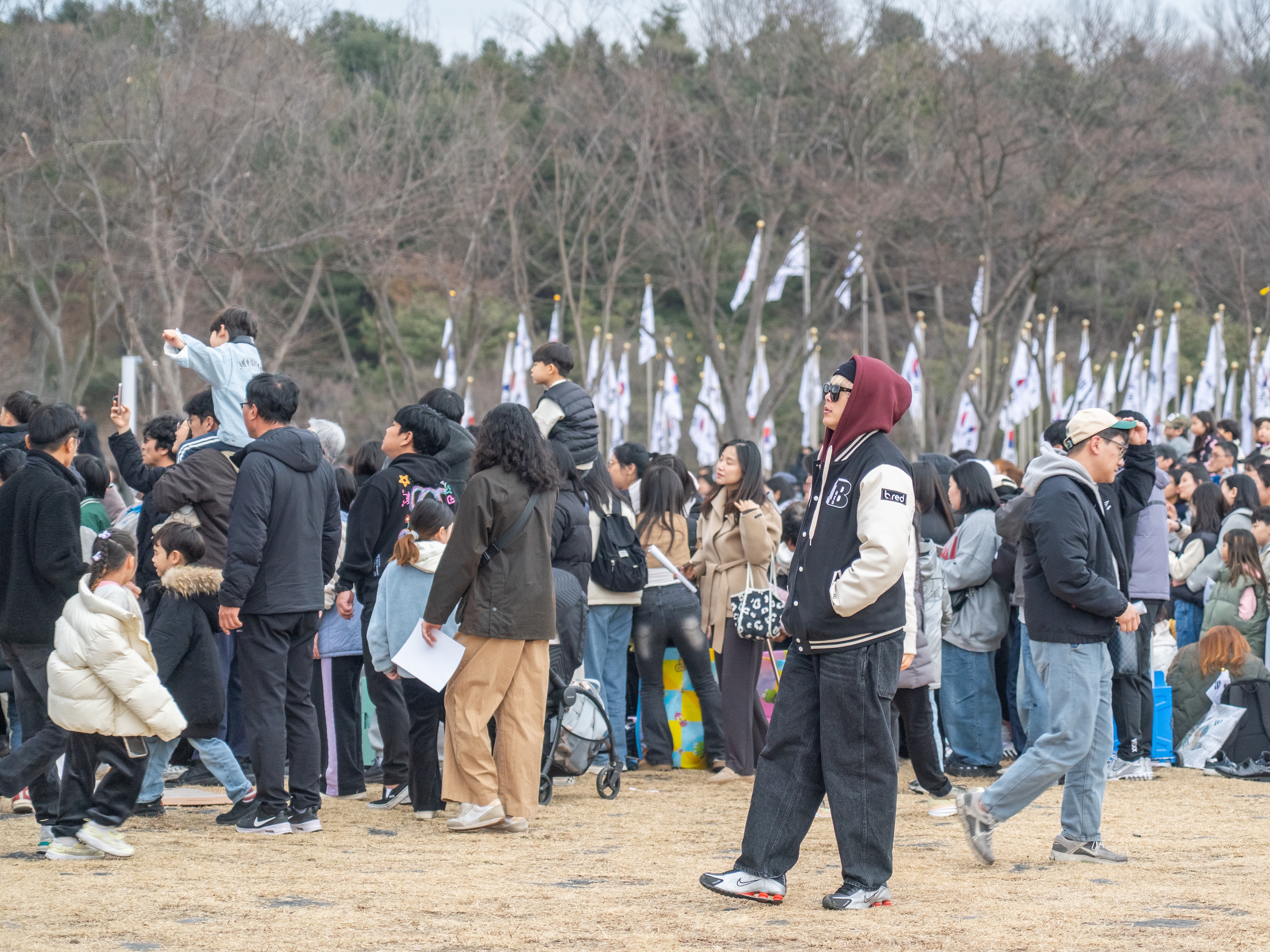 Fujifilm X100VI Silver (Korean Ver.), Nike Shox R4 Metallic Silver Red 착용 스타일 - 1