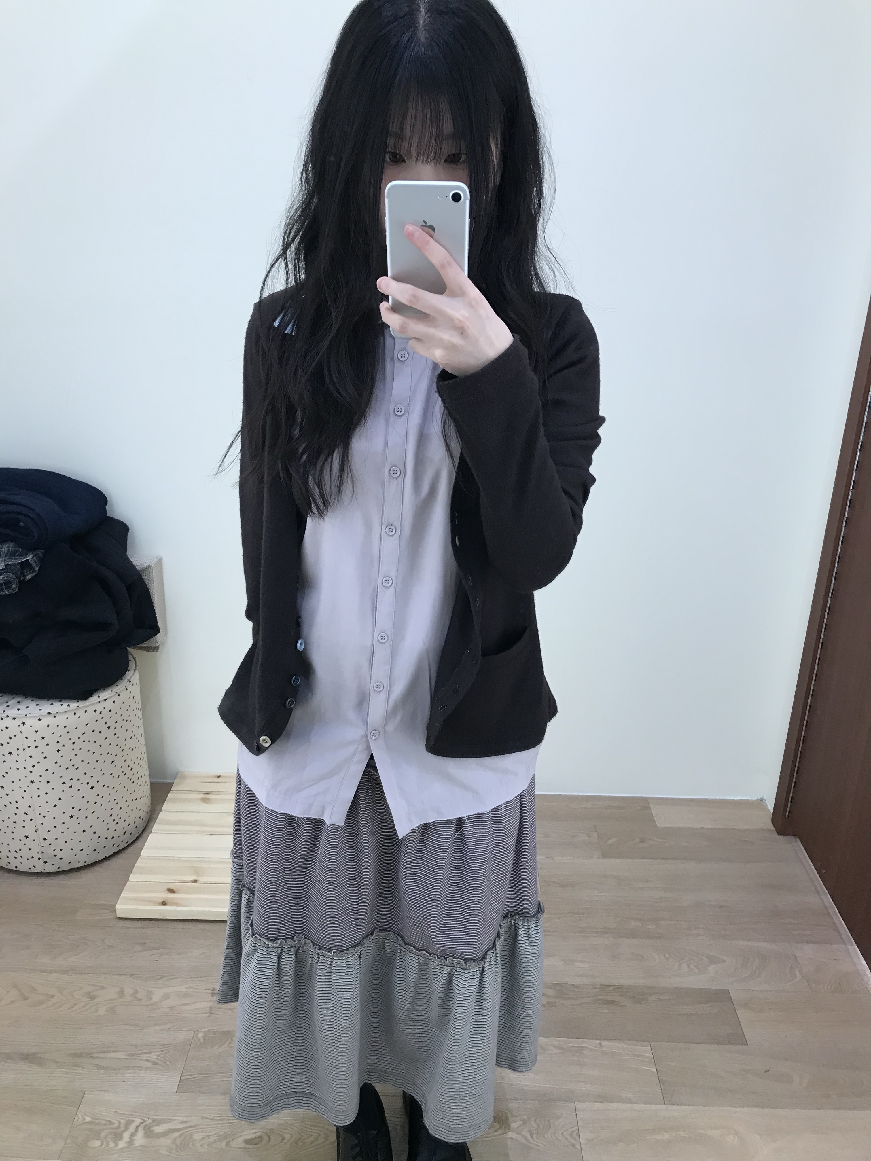 COYSEIO Colored Stripe Midi Skirt Grey Beige, COYSEIO Layered Shirt Cardigan Brown 착용 스타일 - 1