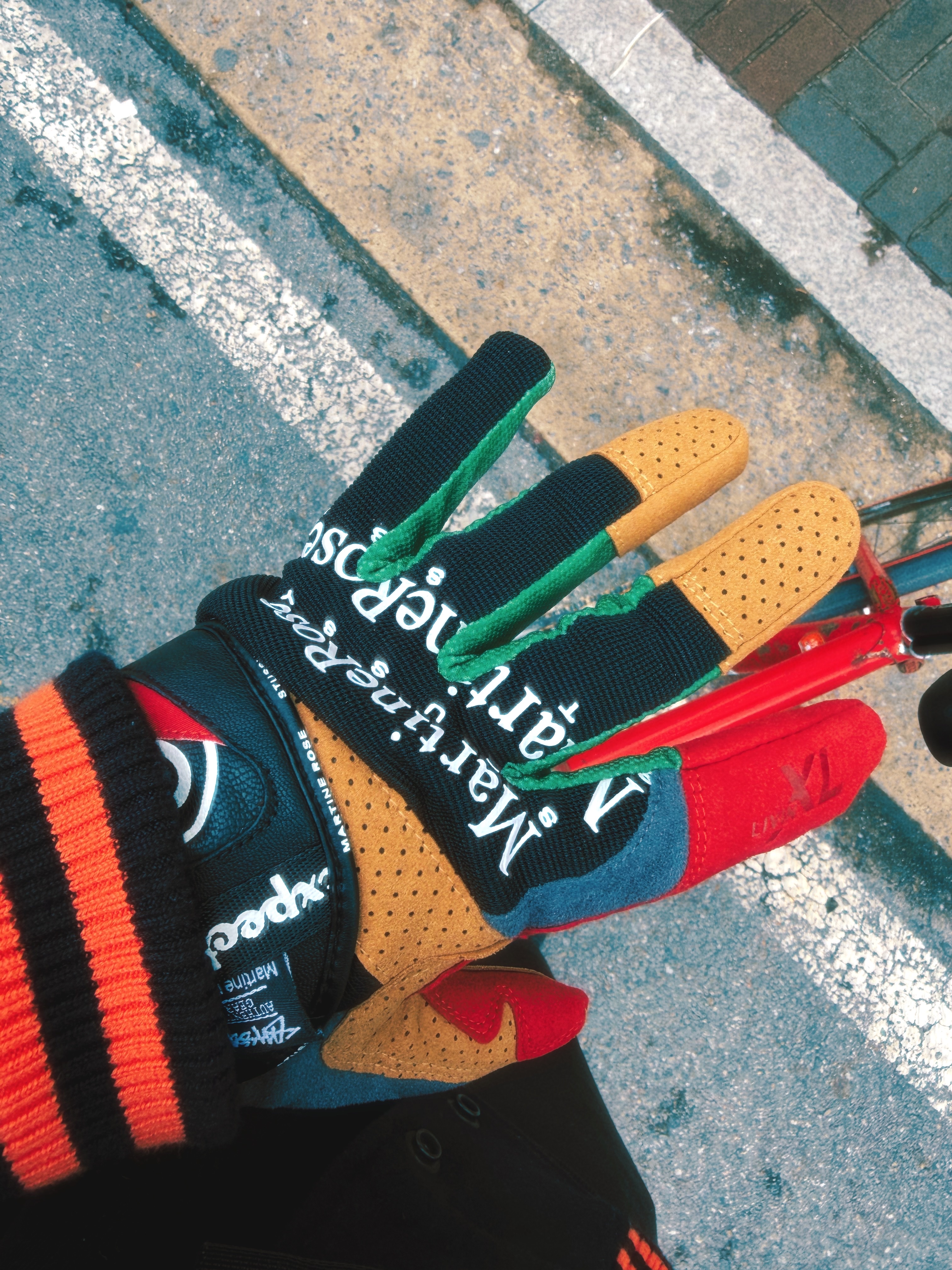 Stussy x Martine Rose Driving Gloves 착용 스타일 - 1