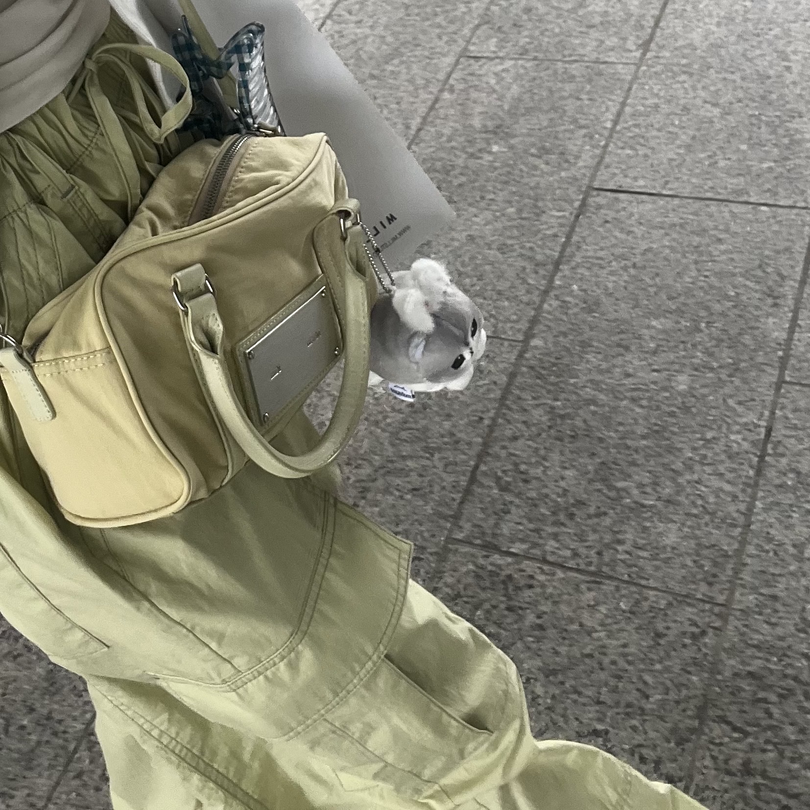 Matin Kim Baby Sporty Tote Bag Beige 착용 스타일 - 3
