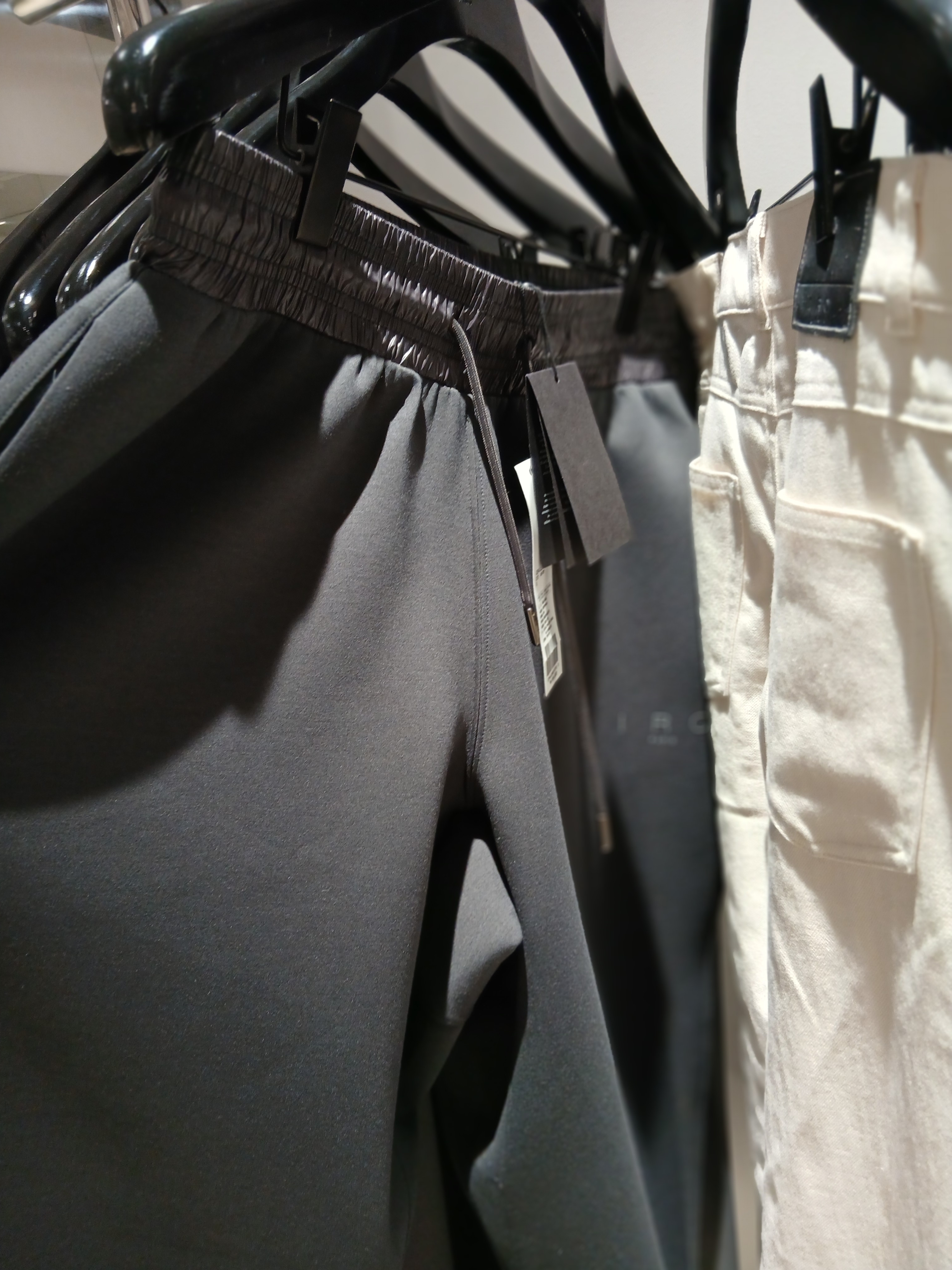 Iro Banding Color Wide Jogger Pants Black, IRO Nuance Canvas Color-Block Zip-Up Dyed Hoodie Black 착용 스타일 - 2