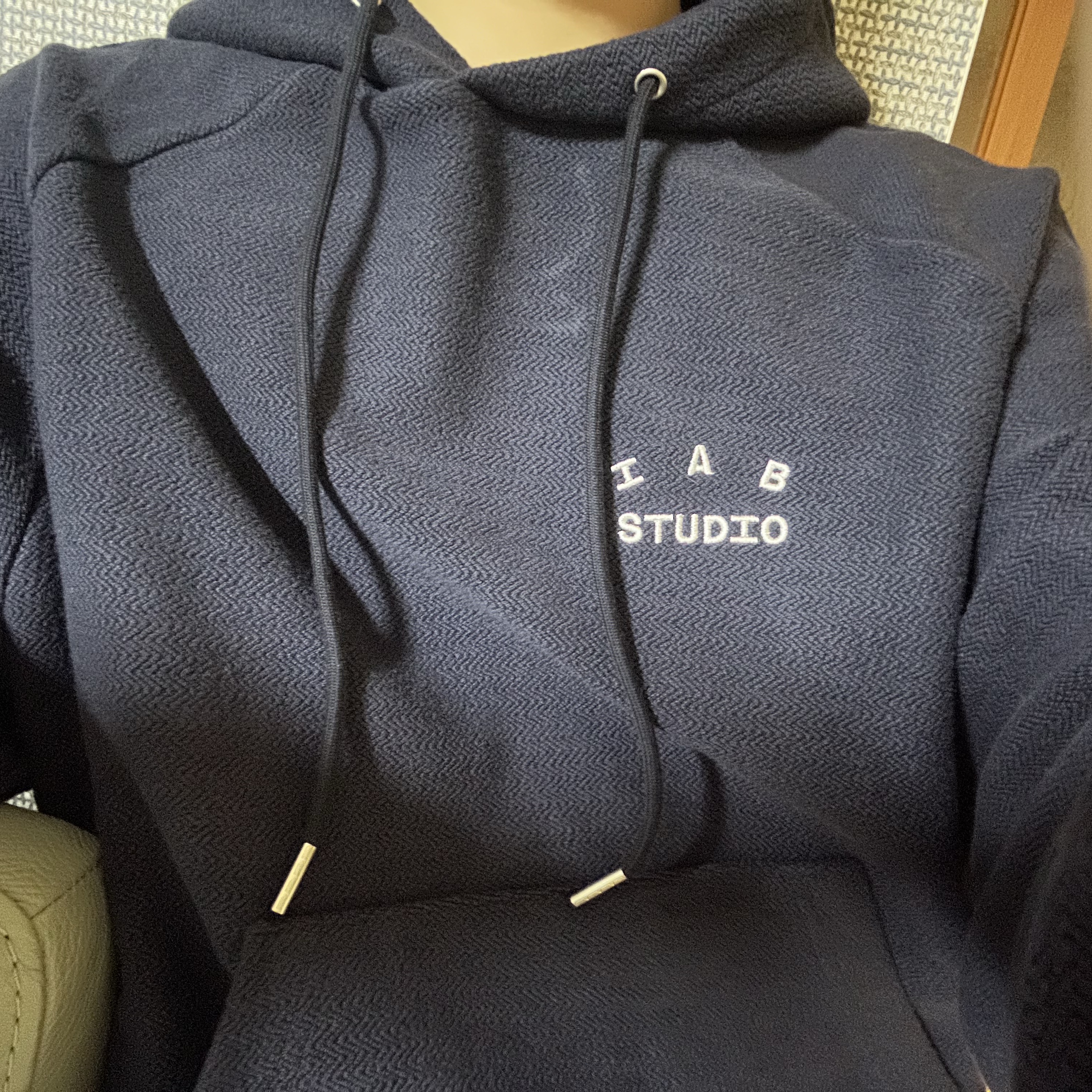 IAB Studio Herringbone Hoodie Navy White 착용 스타일